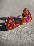 Clous d'oreilles cœur avec petites fleurs séchées - puces d'oreilles