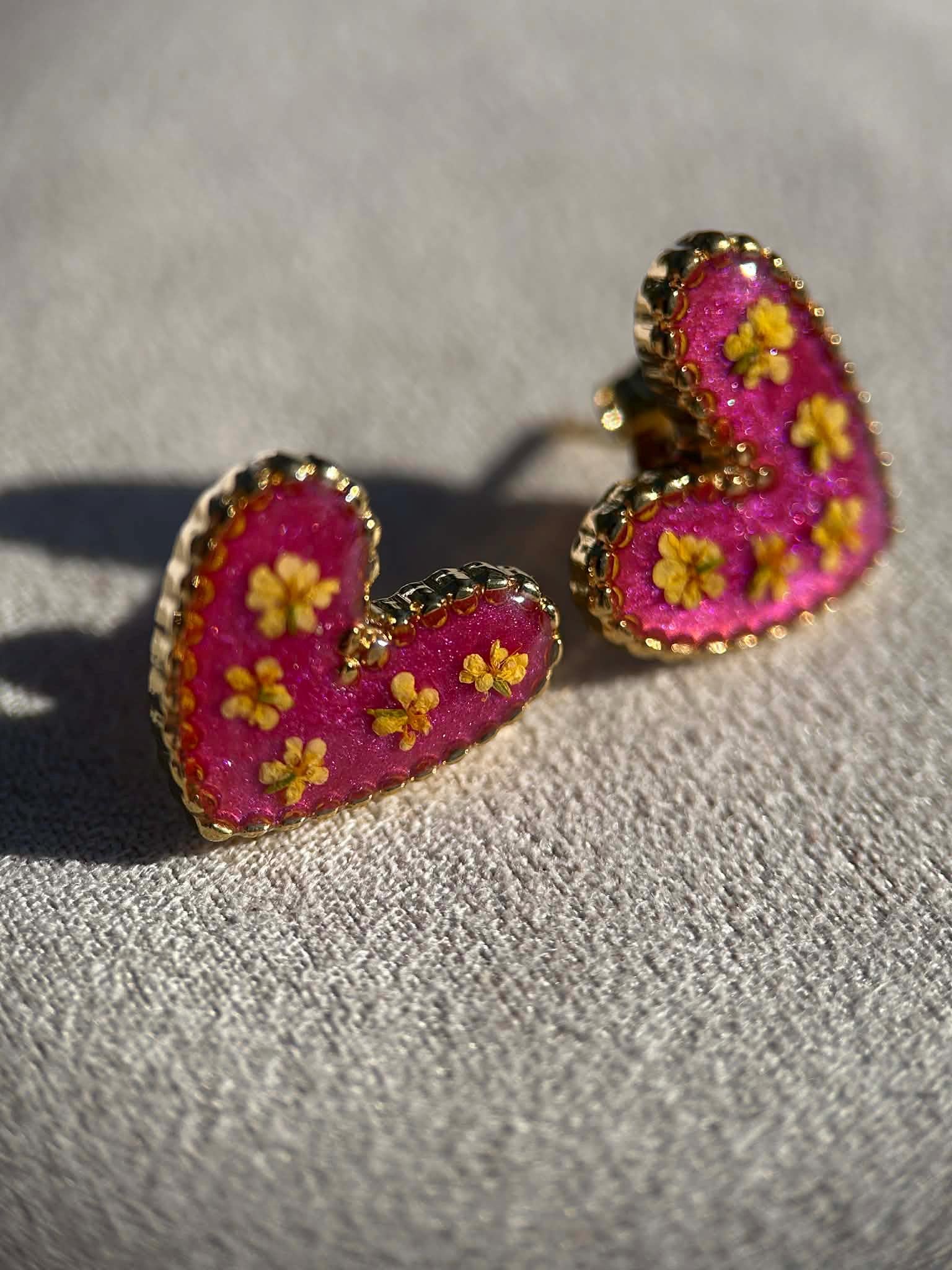Clous d'oreilles cœur avec petites fleurs séchées - puces d'oreilles
