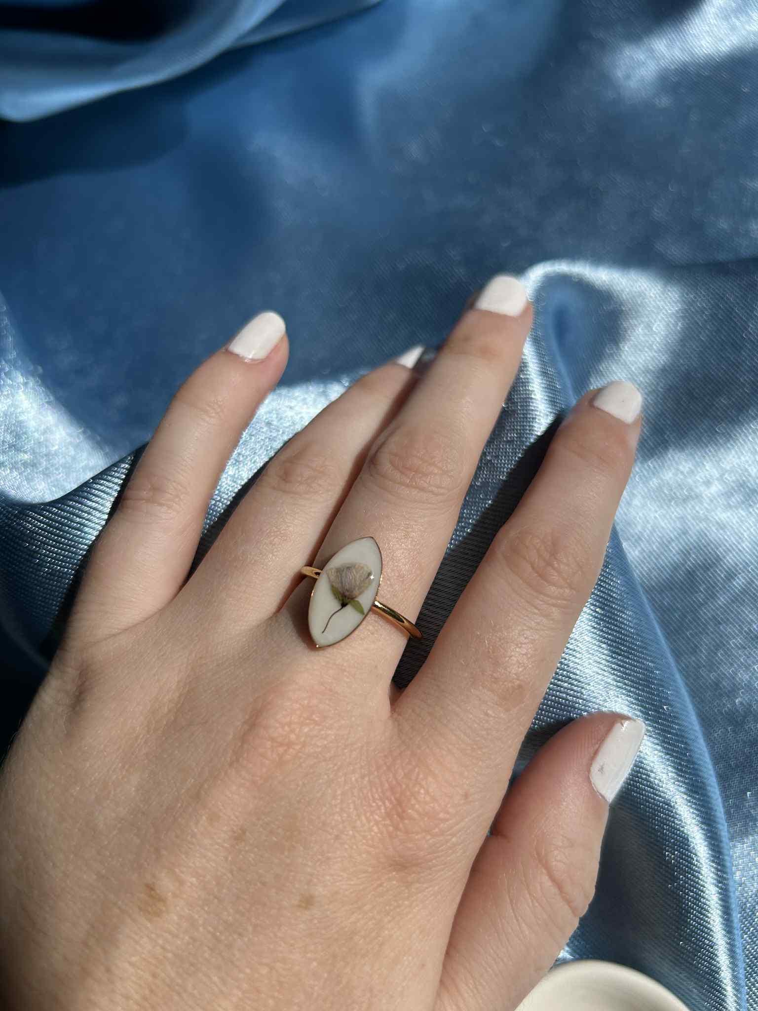 Bague ajustable doré avec fleurs séchées