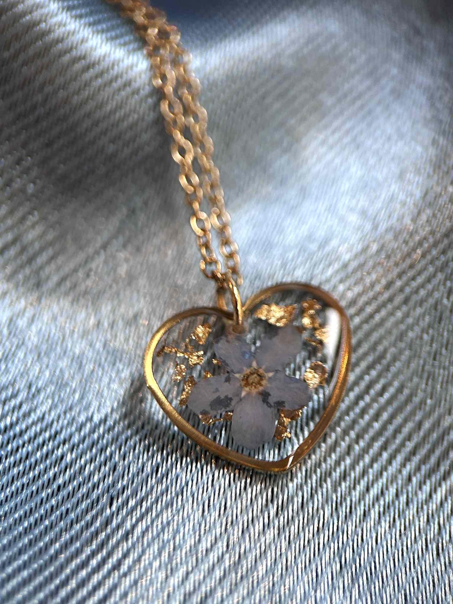 Parure de bijoux - coeurs avec fleurs séchées