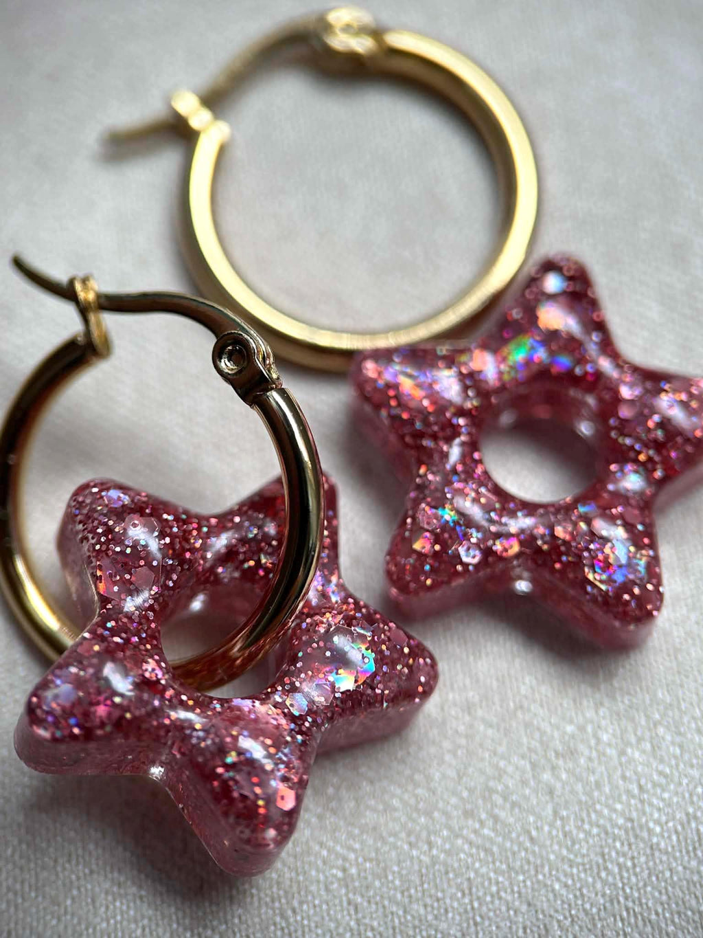 Créoles avec pampilles en résine - boucles d'oreilles - forme d'étoiles