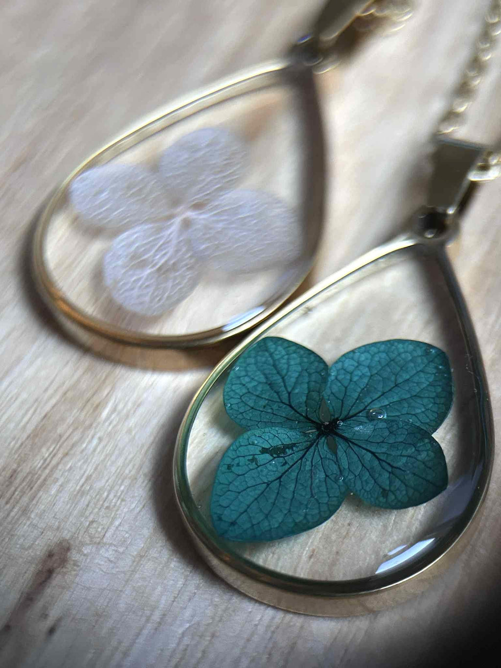 Collier avec pendentifs en forme de goutte - résine et fleurs séchées