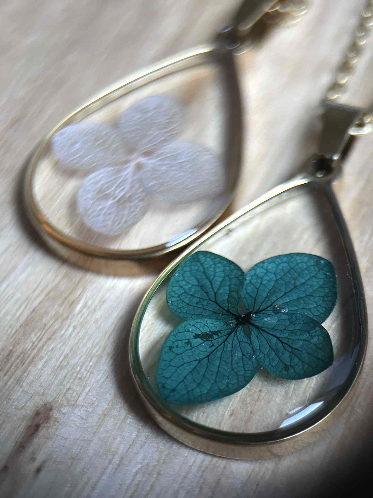 Collier avec pendentifs en forme de goutte - résine et fleurs séchées