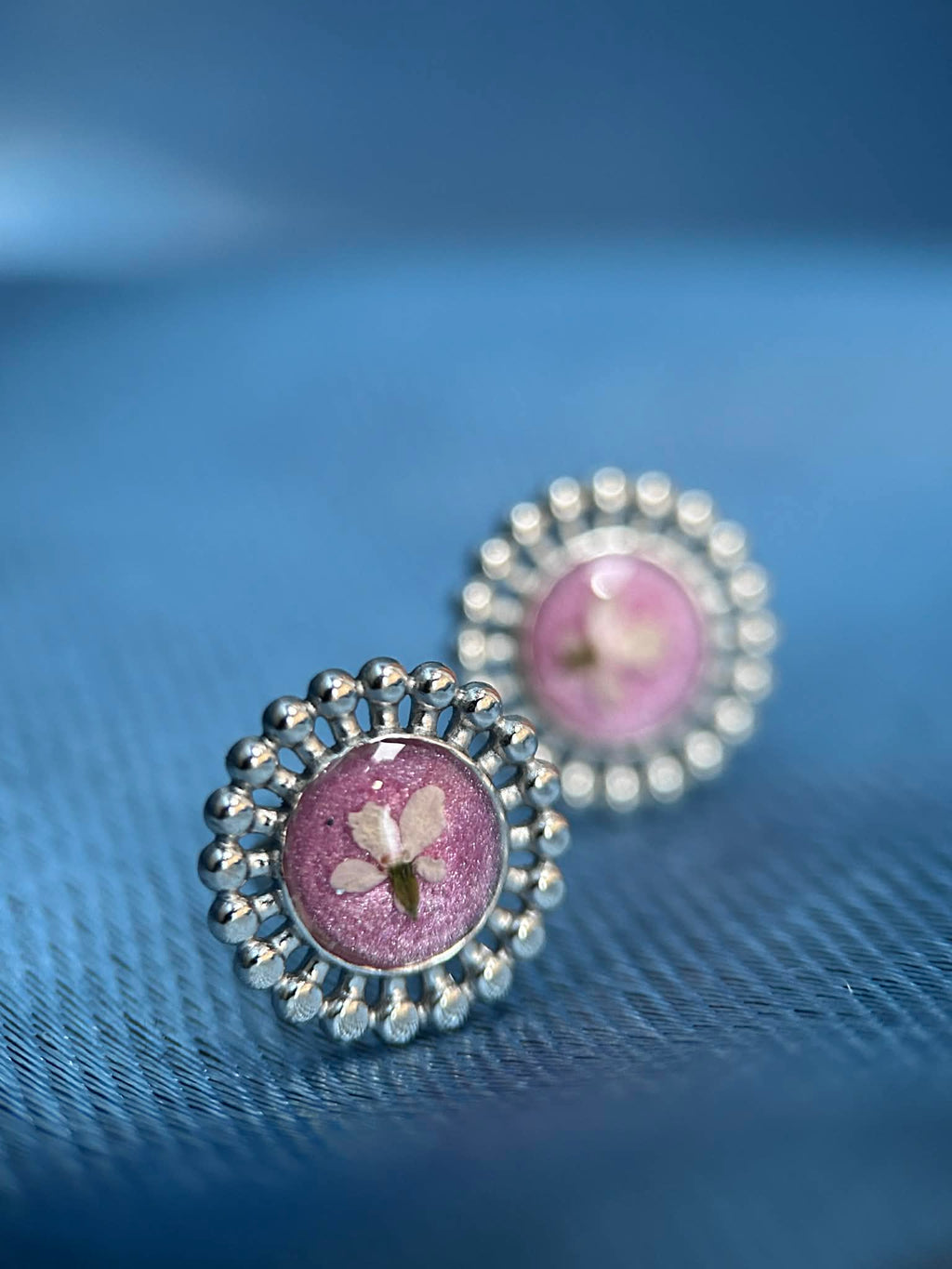 Clous d oreilles argenté avec petites fleurs séchées