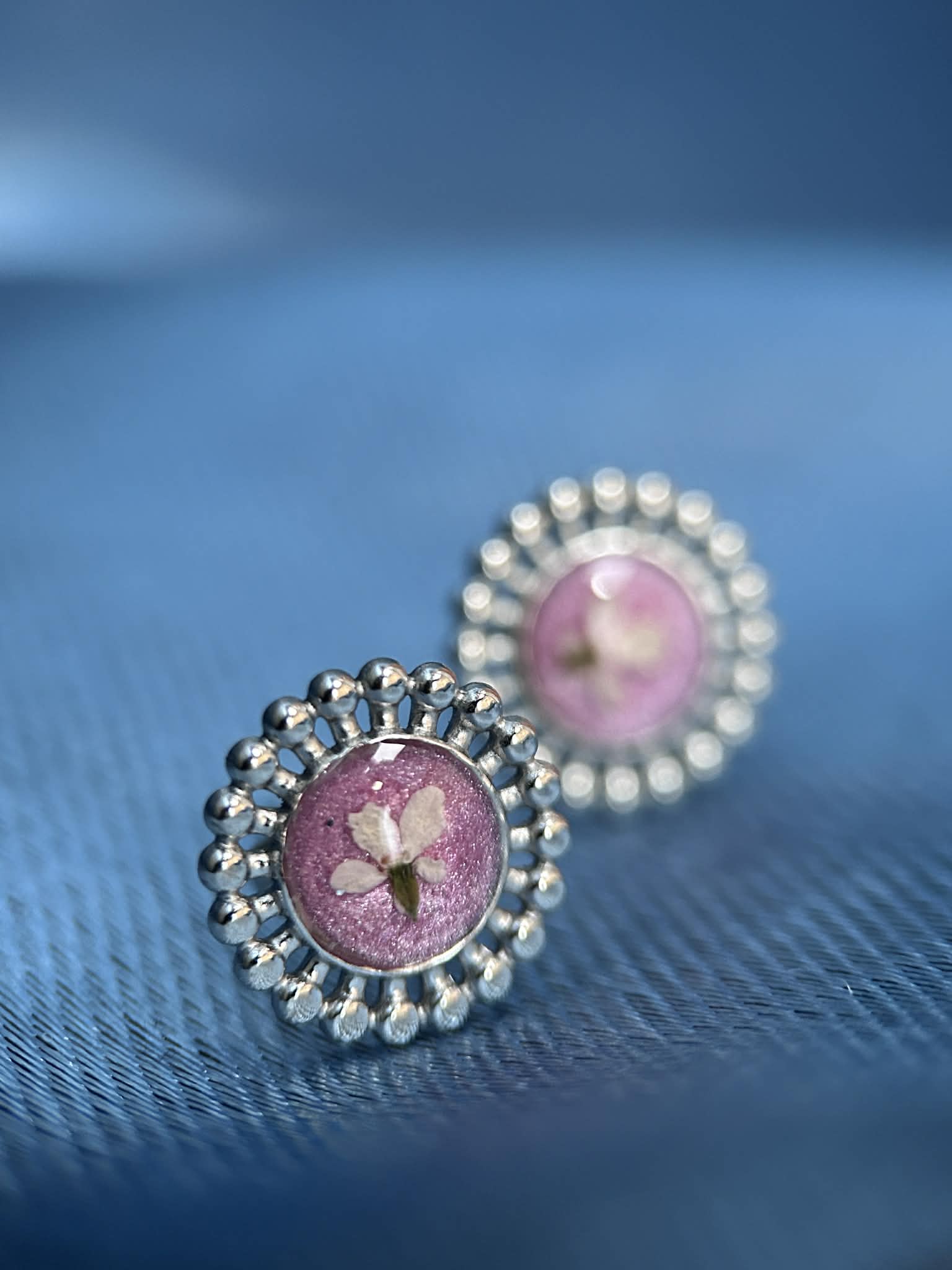 Clous d oreilles argenté avec petites fleurs séchées