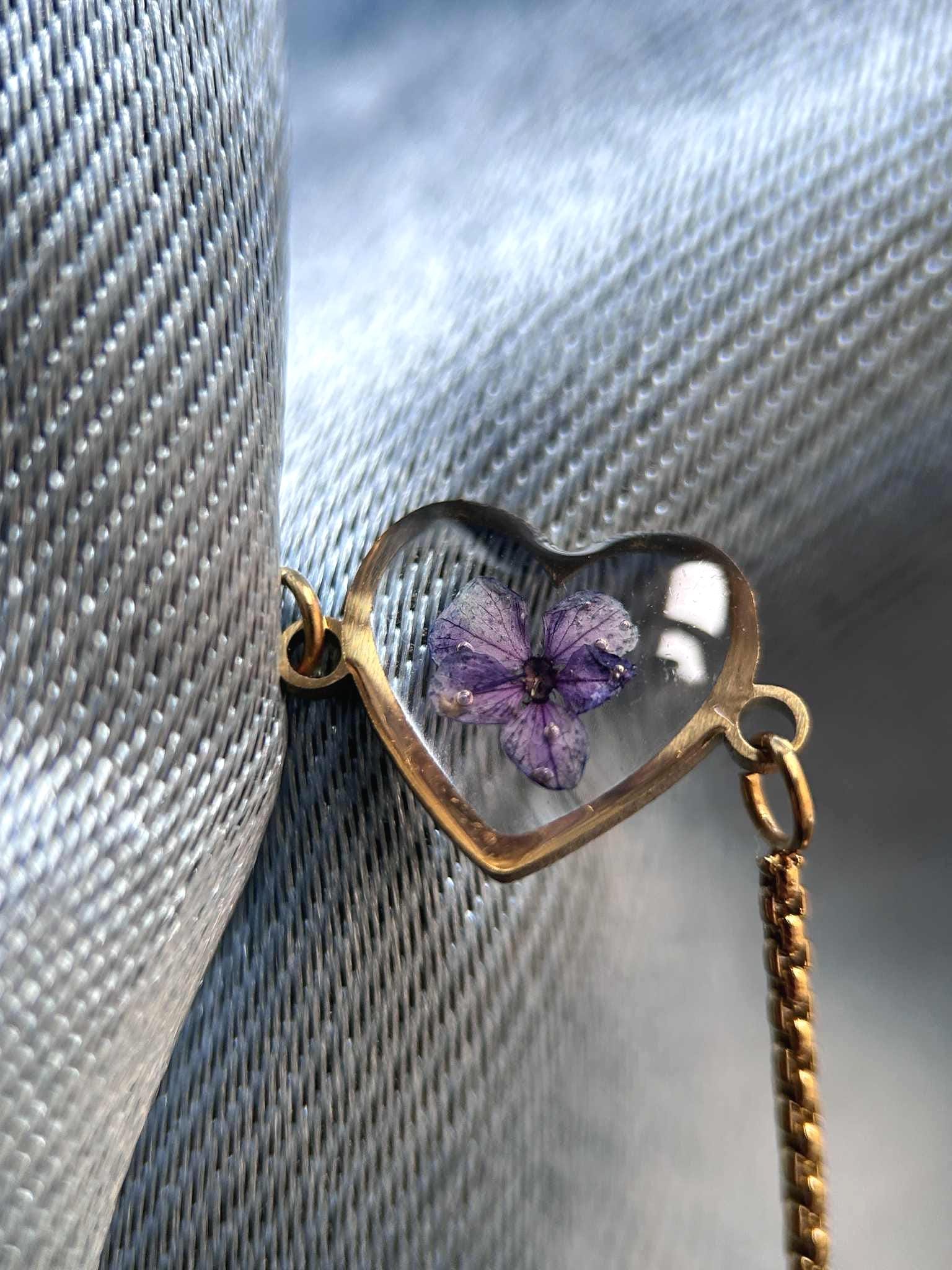 Bracelet ajustable avec pendentif coeur - fleurs sechées et résine