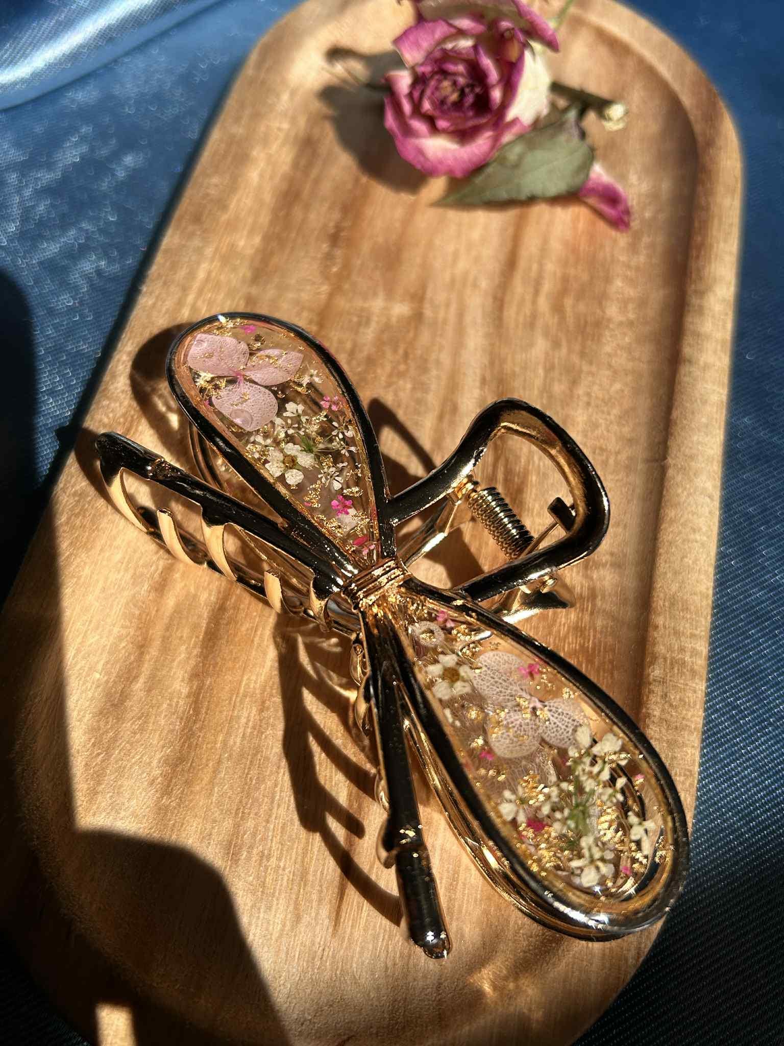 Bow-shaped hair clip with dried flowers