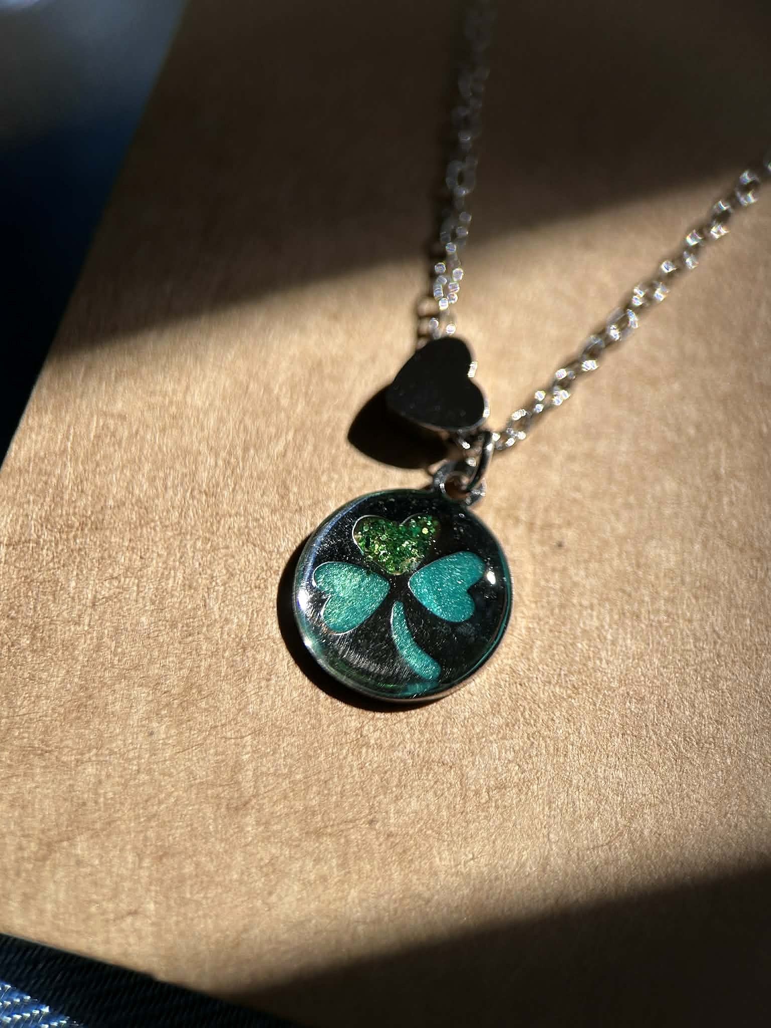 Collier argenté avec trèfle et cœur - collier porte-bonheur