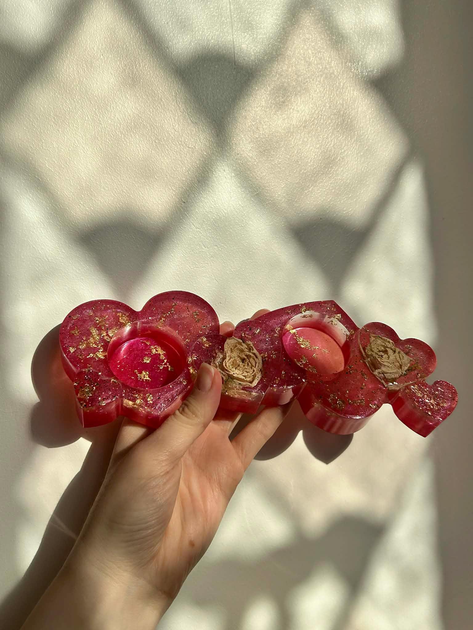 Bougeoir en résine avec roses blanches séchées - forme de cœur