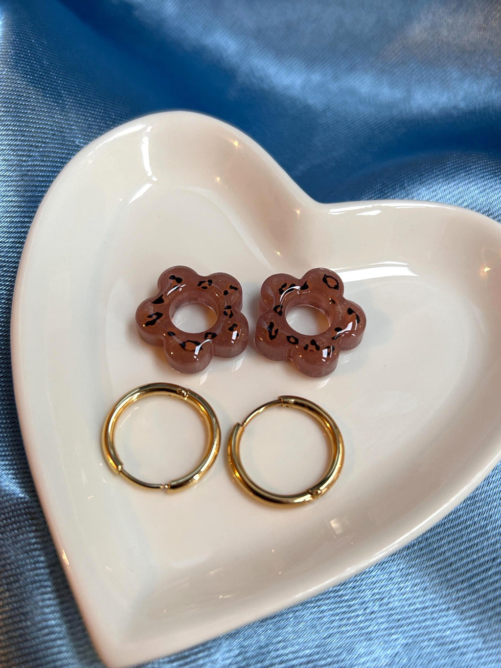 Boucles d’oreilles avec créoles et pampilles léopard - bijoux femme
