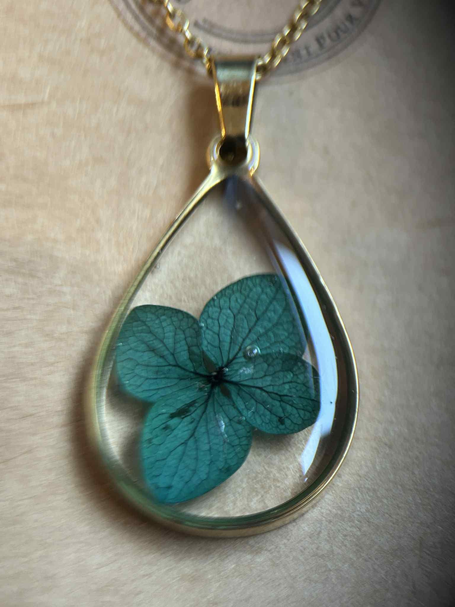 Collier avec pendentifs en forme de goutte - résine et fleurs séchées
