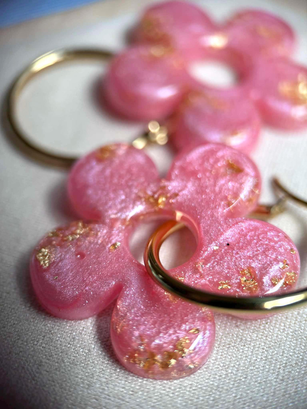 Boucles d'oreilles créoles et pampilles grandes fleurs
