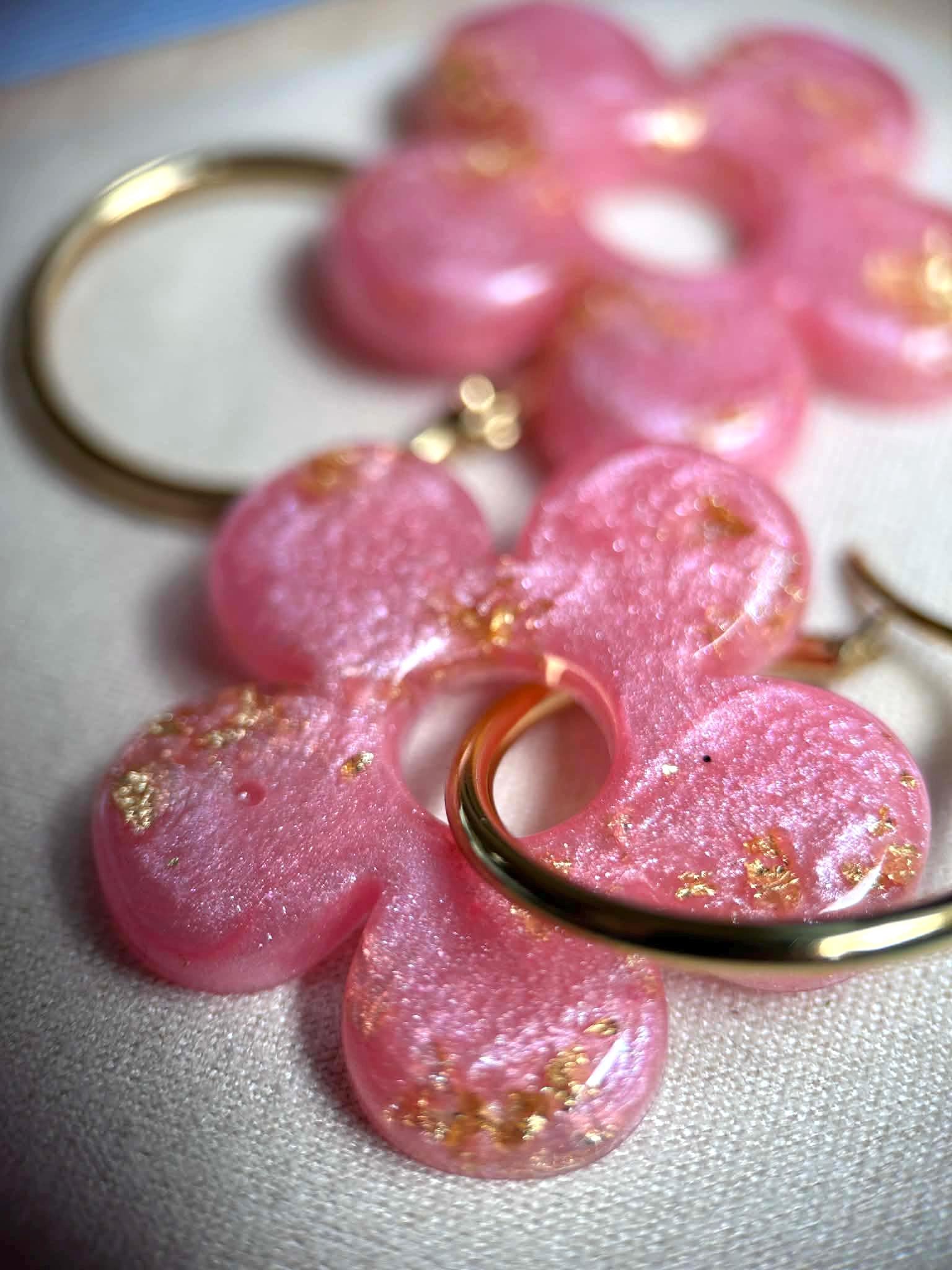 Boucles d'oreilles créoles et pampilles grandes fleurs