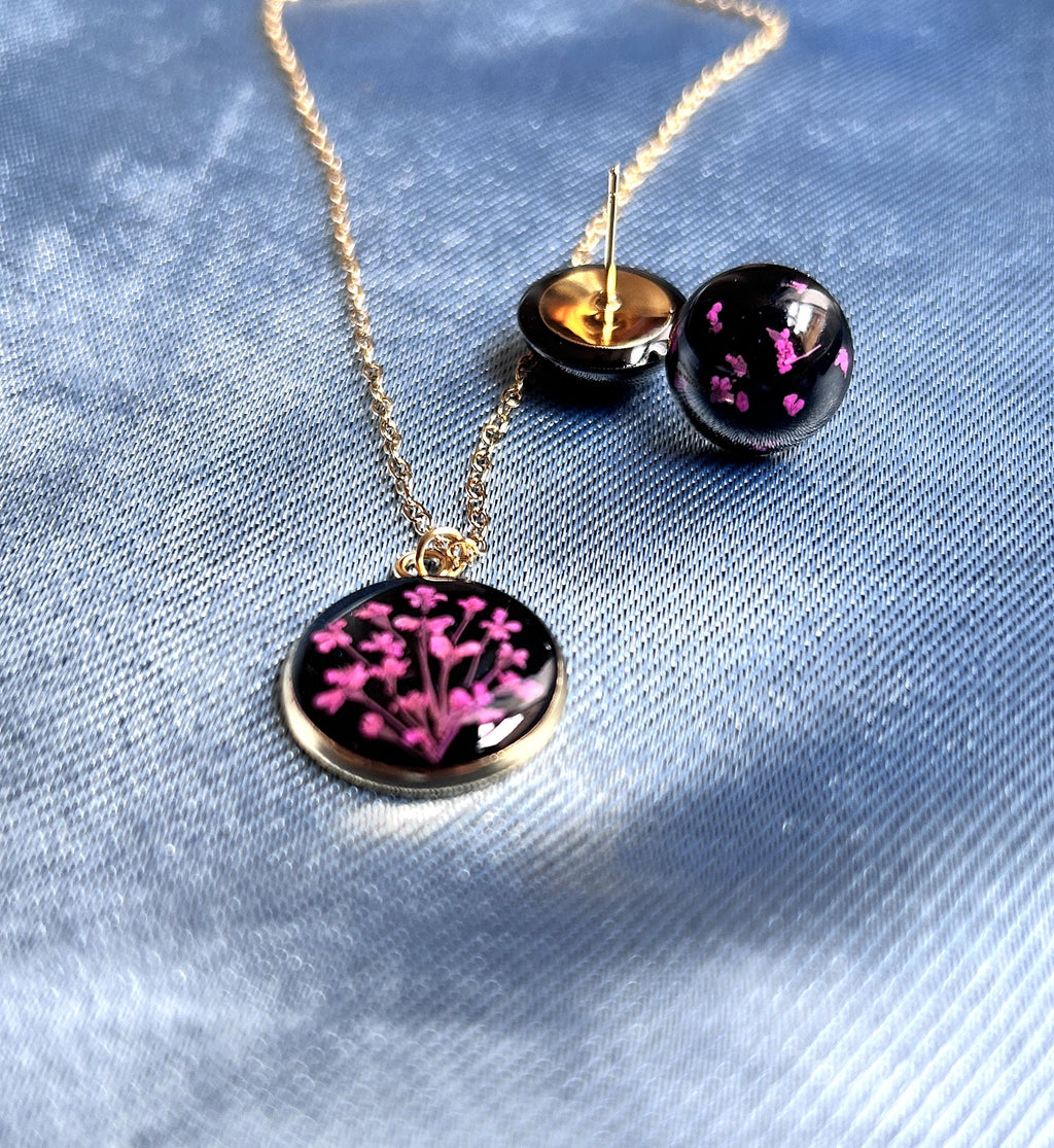 Parure de bijoux : collier et clous d'oreilles - résine et fleurs séchées