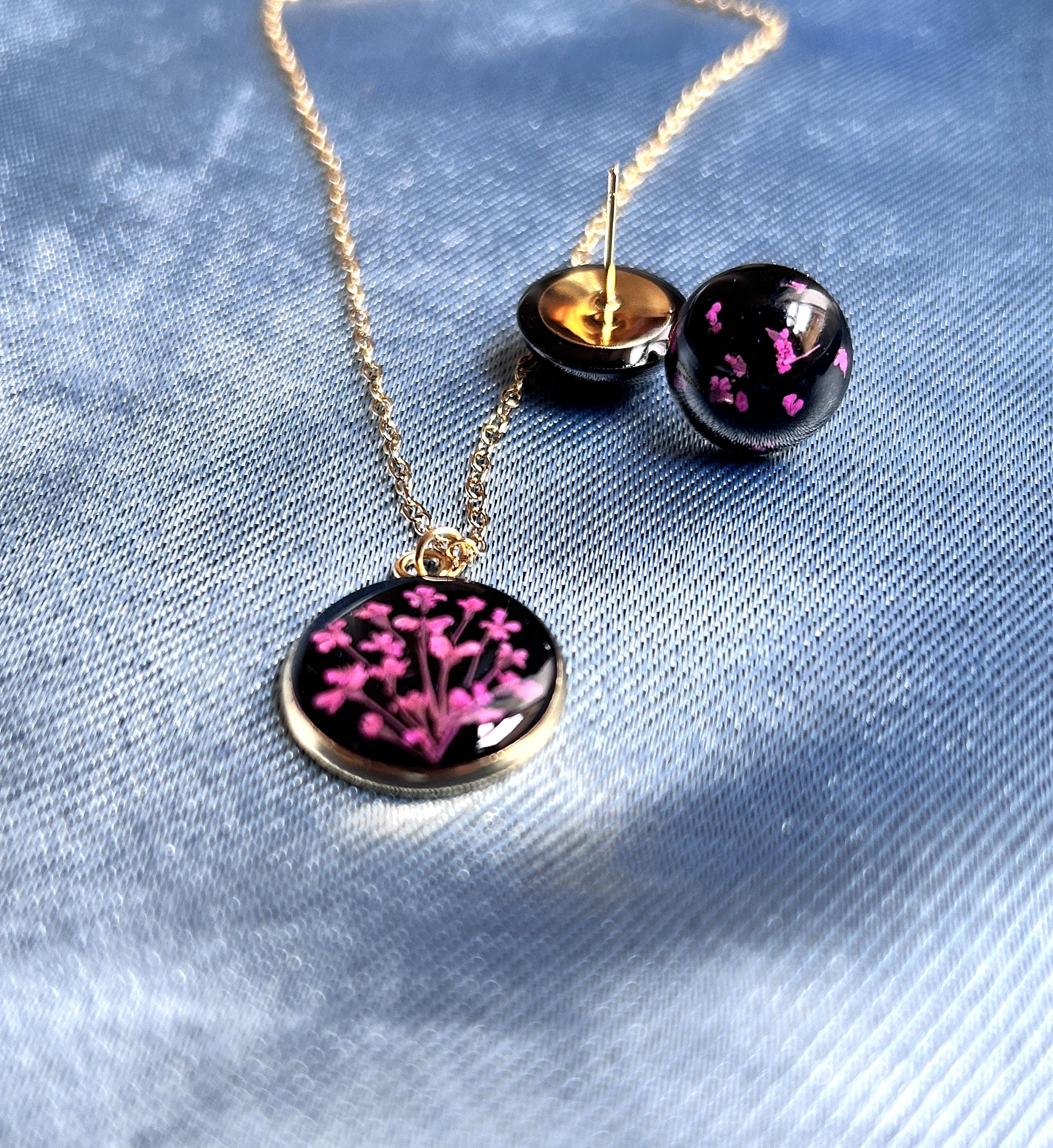 Parure de bijoux : collier et clous d'oreilles - résine et fleurs séchées