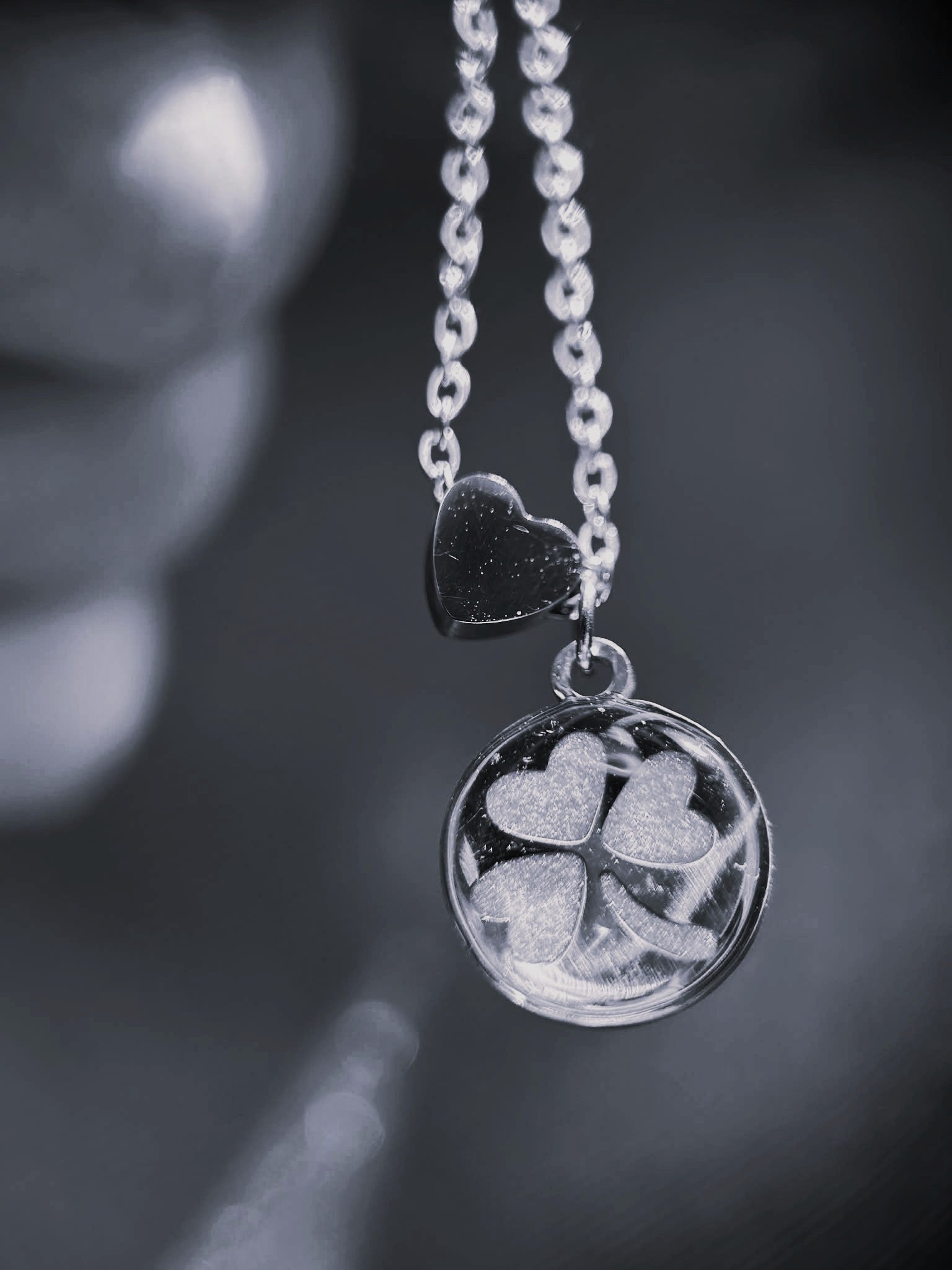 Collier argenté avec trèfle et cœur - collier porte-bonheur
