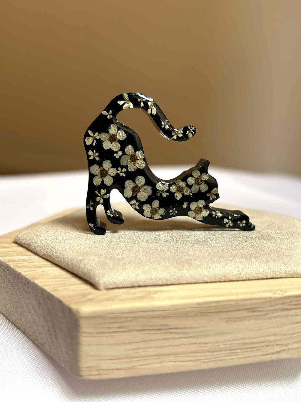 Broche en résine - fleurs séchées et pissenlit - broche chat noir