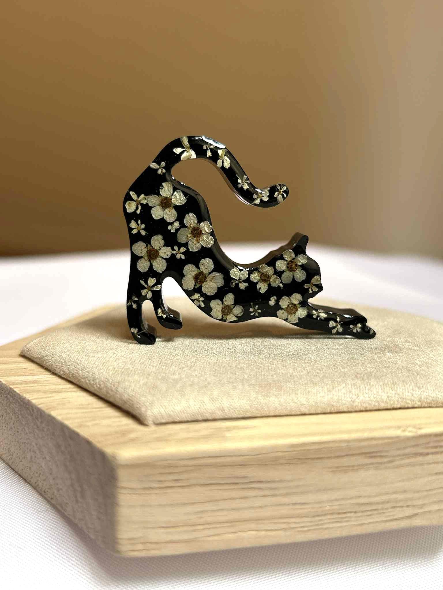 Broche en résine - fleurs séchées et pissenlit - broche chat noir