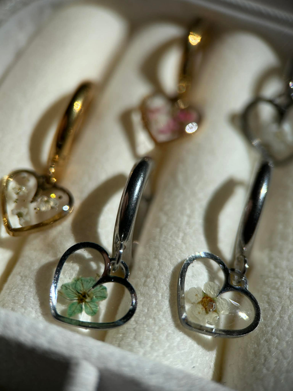 Boucles d'oreilles pendantes cœur avec petites fleurs séchées