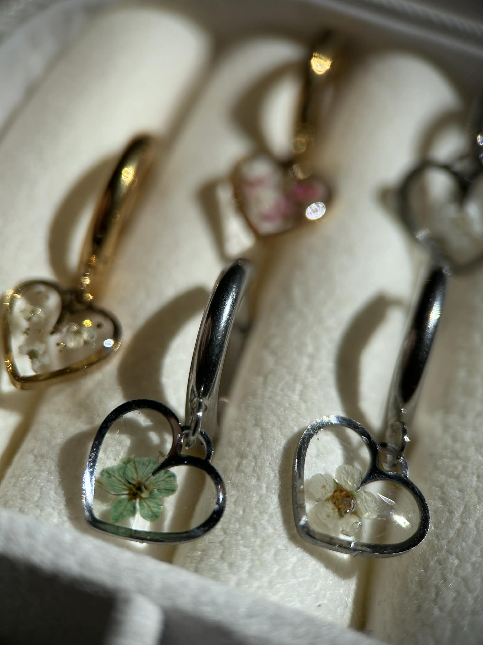 Boucles d'oreilles pendantes cœur avec petites fleurs séchées