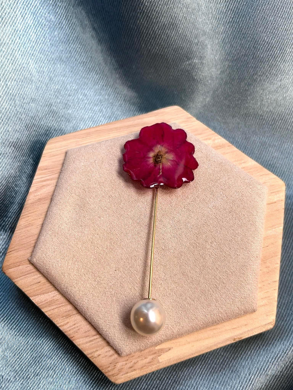 Broche-épingle doré avec fleur naturelle séchée