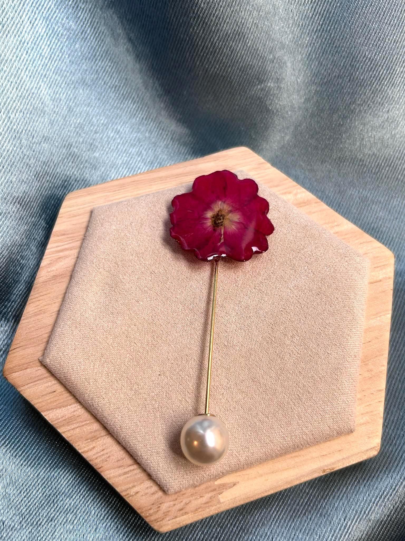 Broche-épingle doré avec fleur naturelle séchée