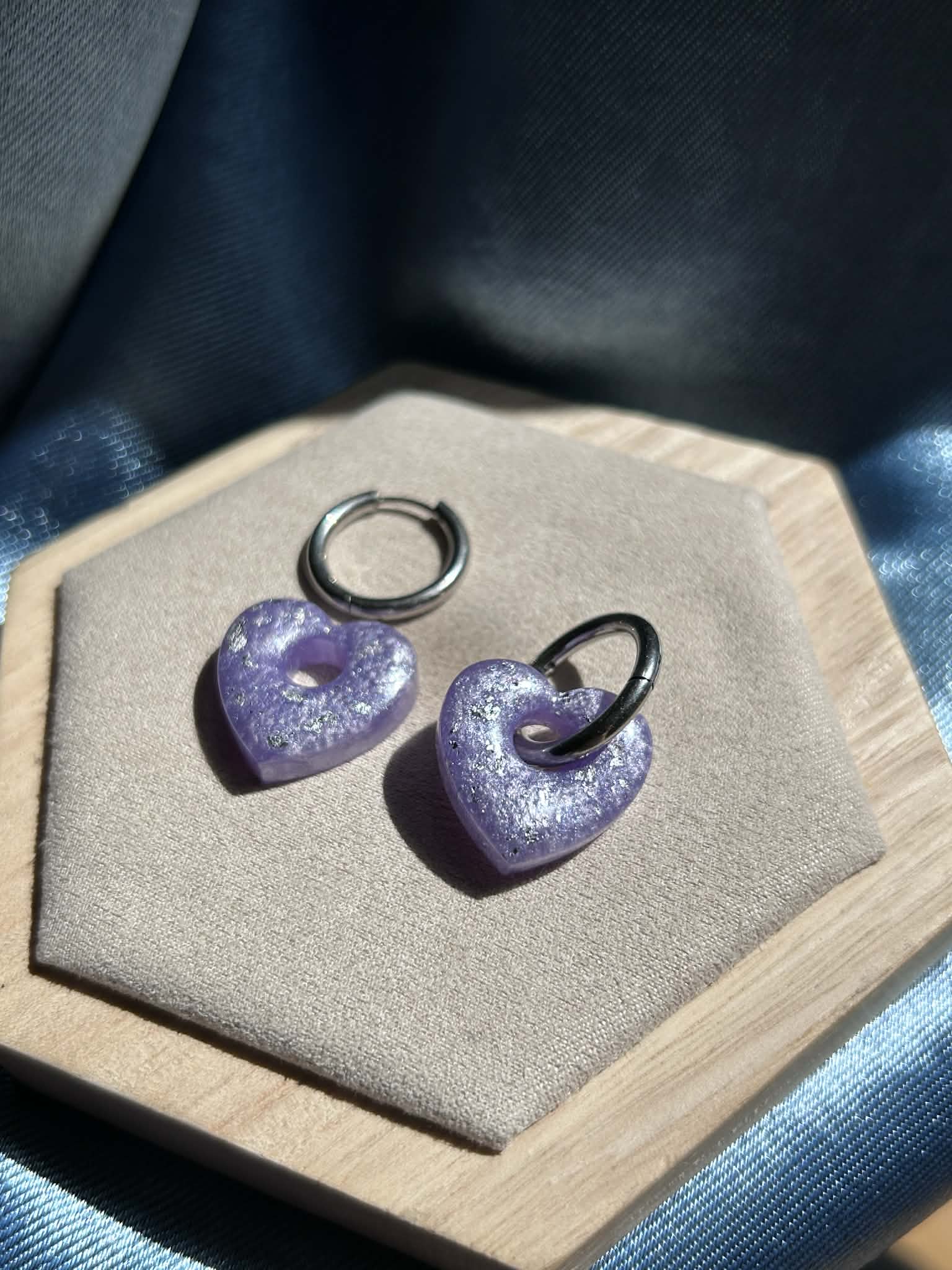 Créoles et pampilles en résine - boucles d'oreilles