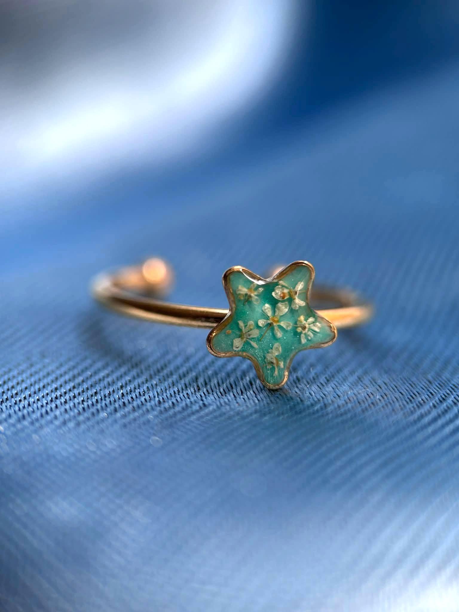 Bague réglable doré avec résine - paillettes - petites fleur séchée