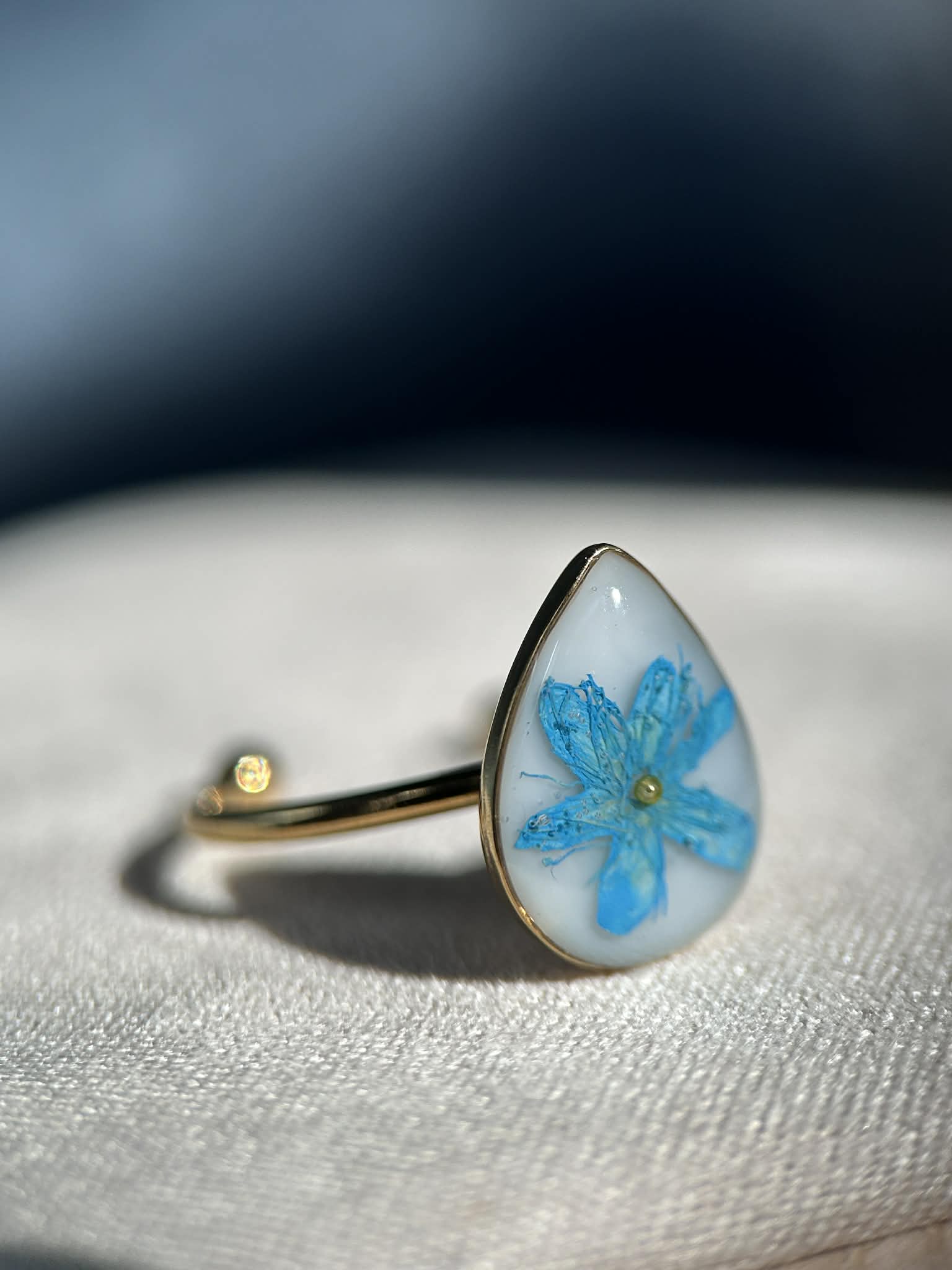 Bague réglable doré avec de vraie fleur séchée