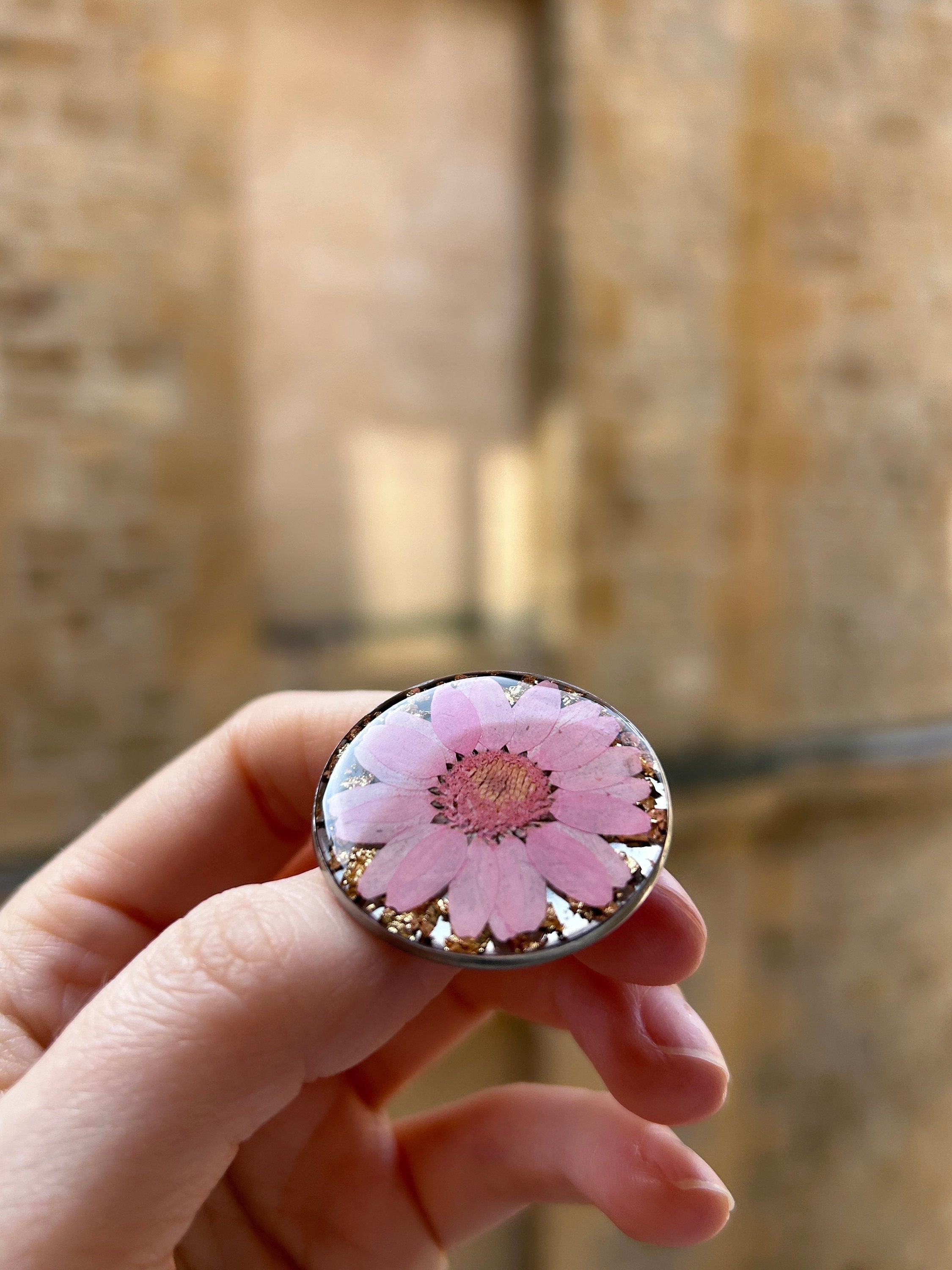 Broche ronde en résine avec fleurs séchées