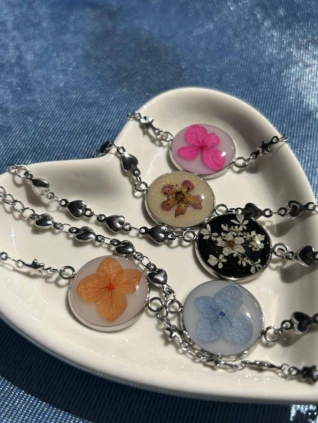 Bracelet ajustable avec pendentif en résine et fleurs séchées