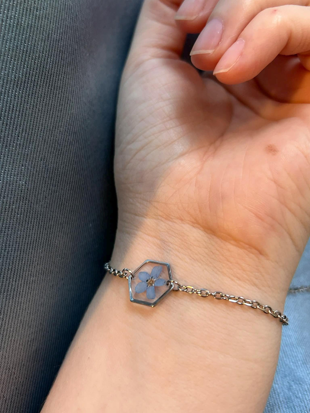 Bracelet reglable argenté avec fleur de myosotis