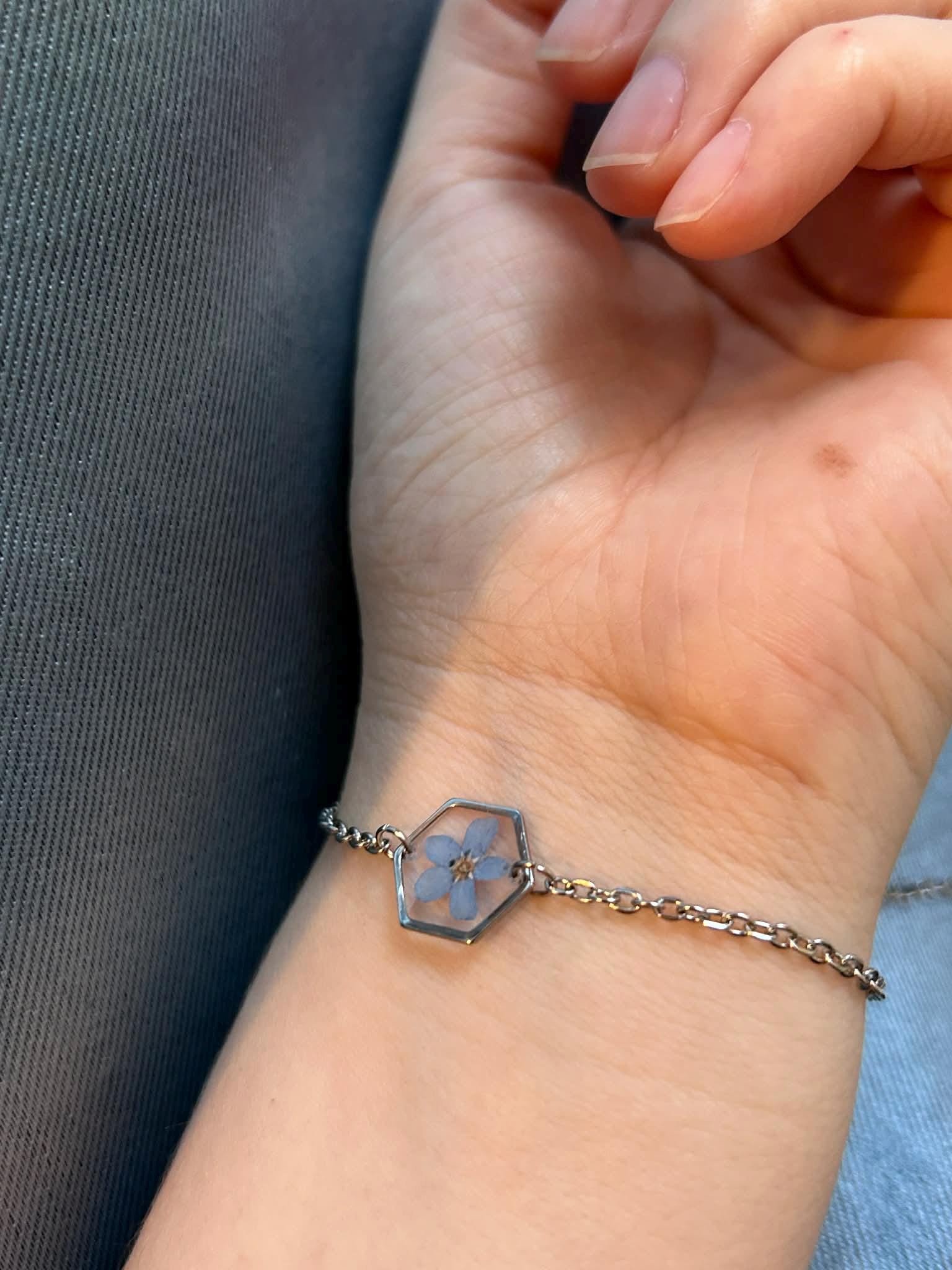 Bracelet reglable argenté avec fleur de myosotis