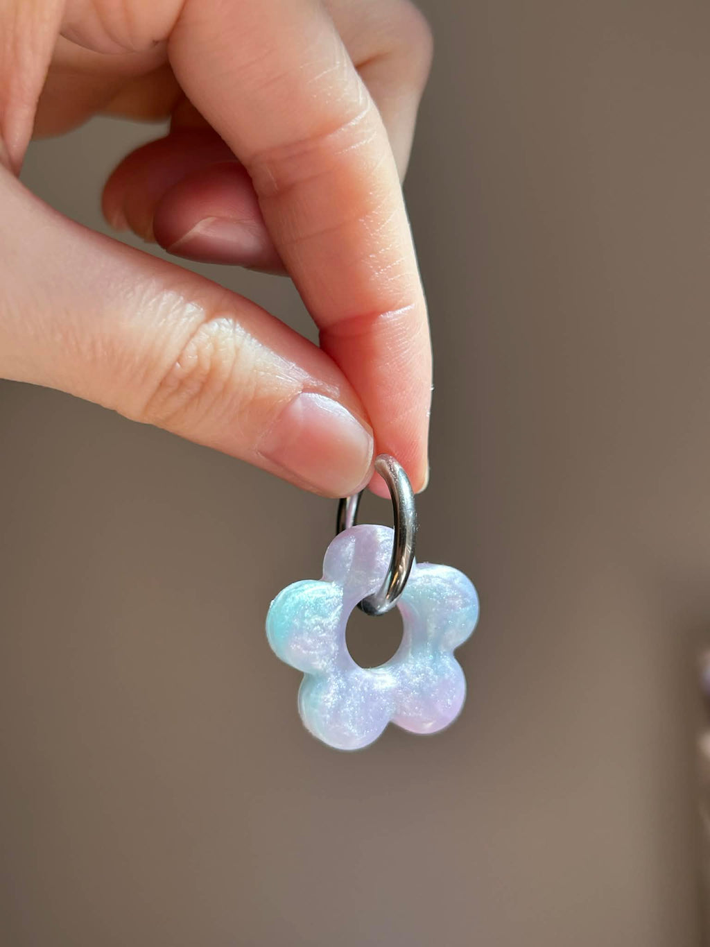 Créoles et pampilles en résine - boucles d'oreilles