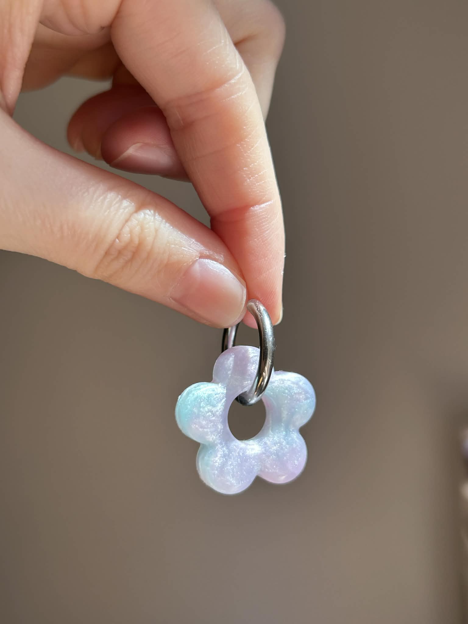 Créoles et pampilles en résine - boucles d'oreilles