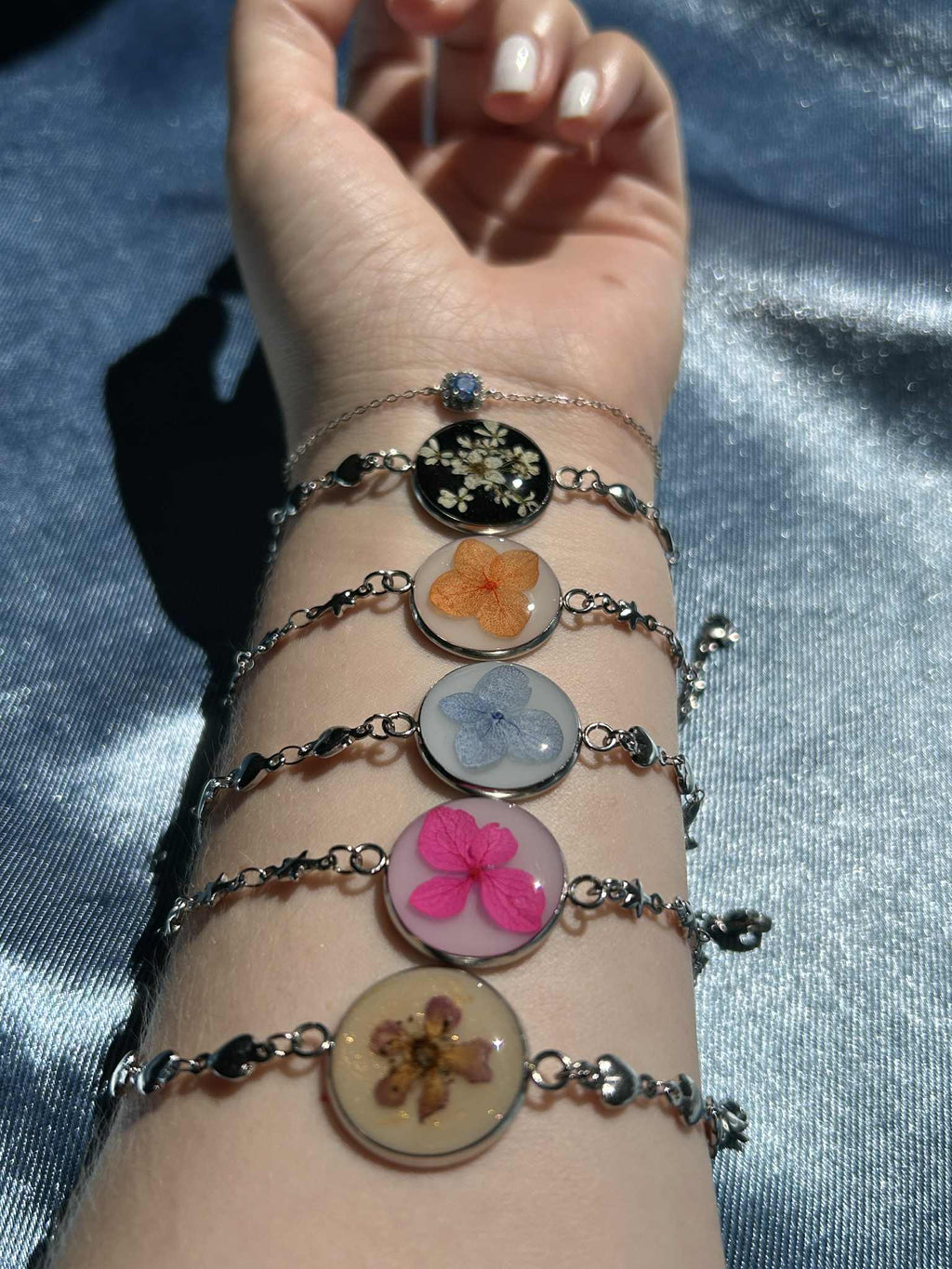 Bracelet ajustable avec pendentif en résine et fleurs séchées