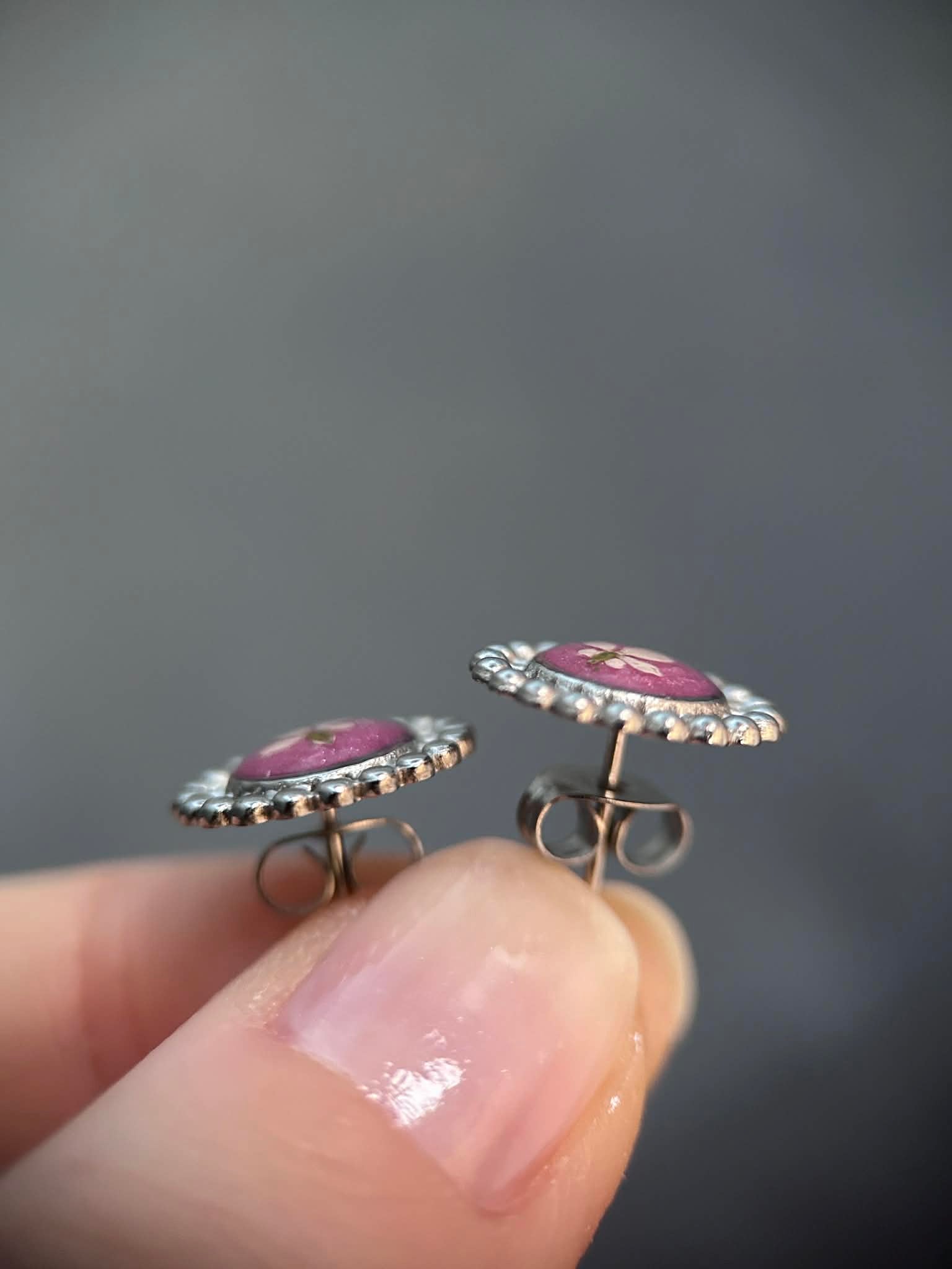 Clous d oreilles argenté avec petites fleurs séchées