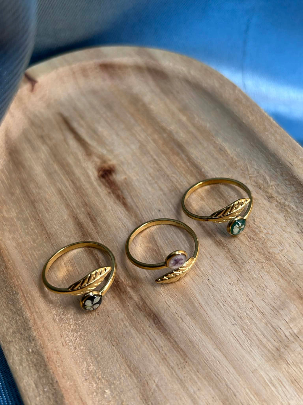 Bague doré ajustable avec petite fleur séchée - feuille doré