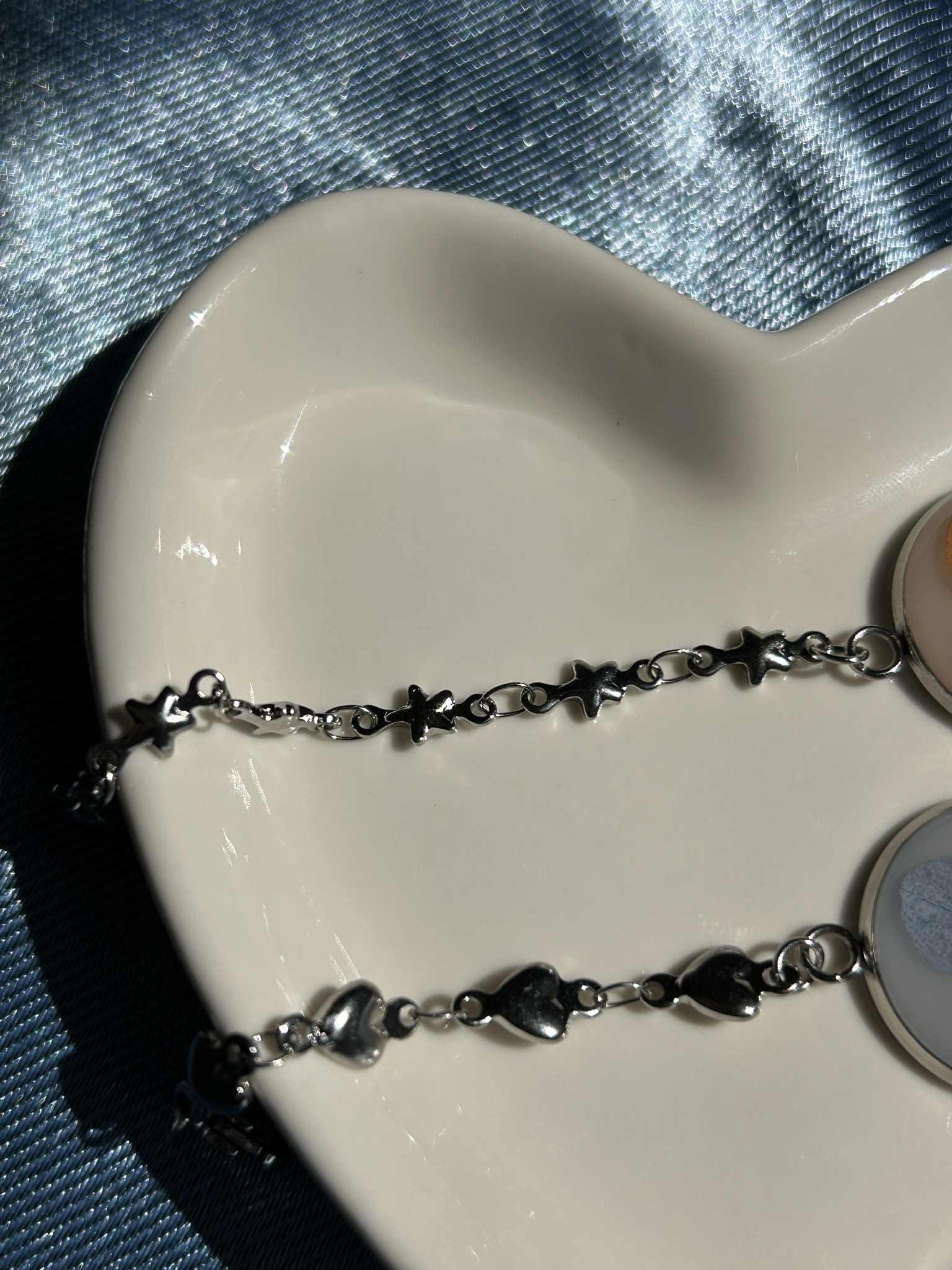 Bracelet ajustable avec pendentif en résine et fleurs séchées