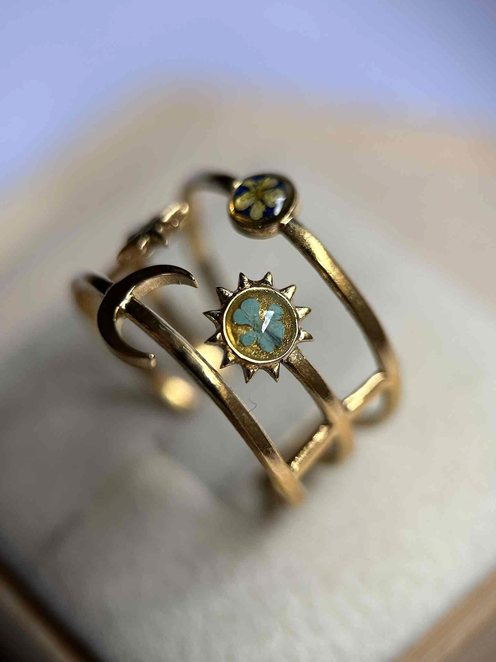 Bague doré céleste - bague ajustable - lune étoile soleil avec petites fleurs séchées