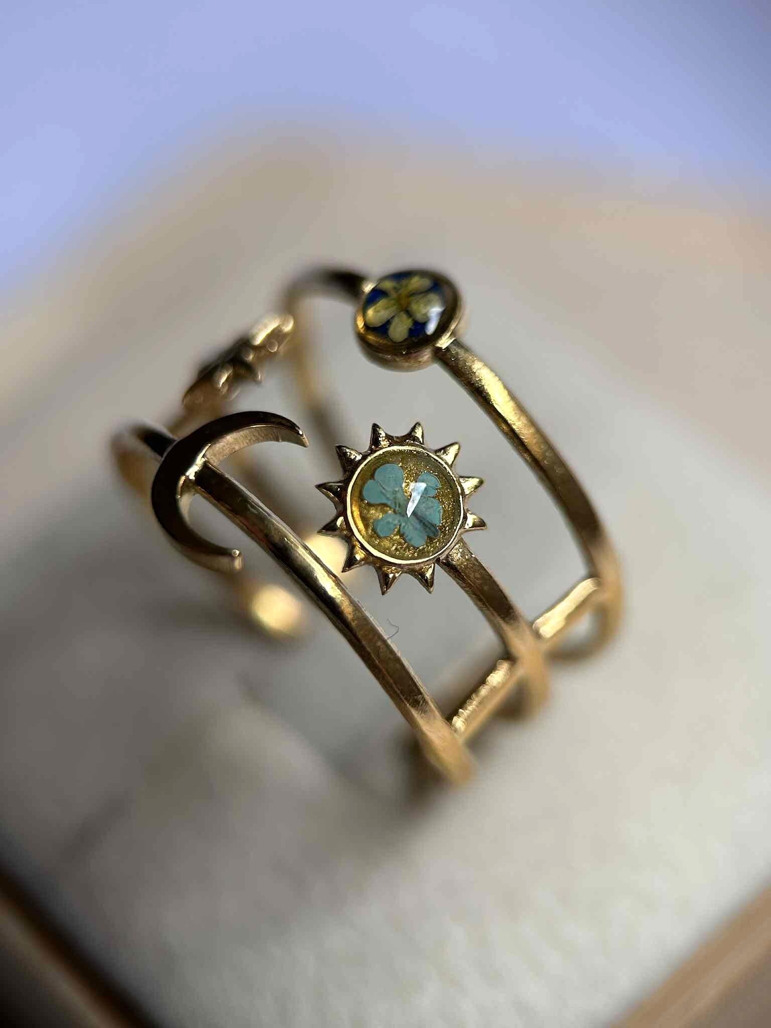 Bague doré céleste - bague ajustable - lune étoile soleil avec petites fleurs séchées