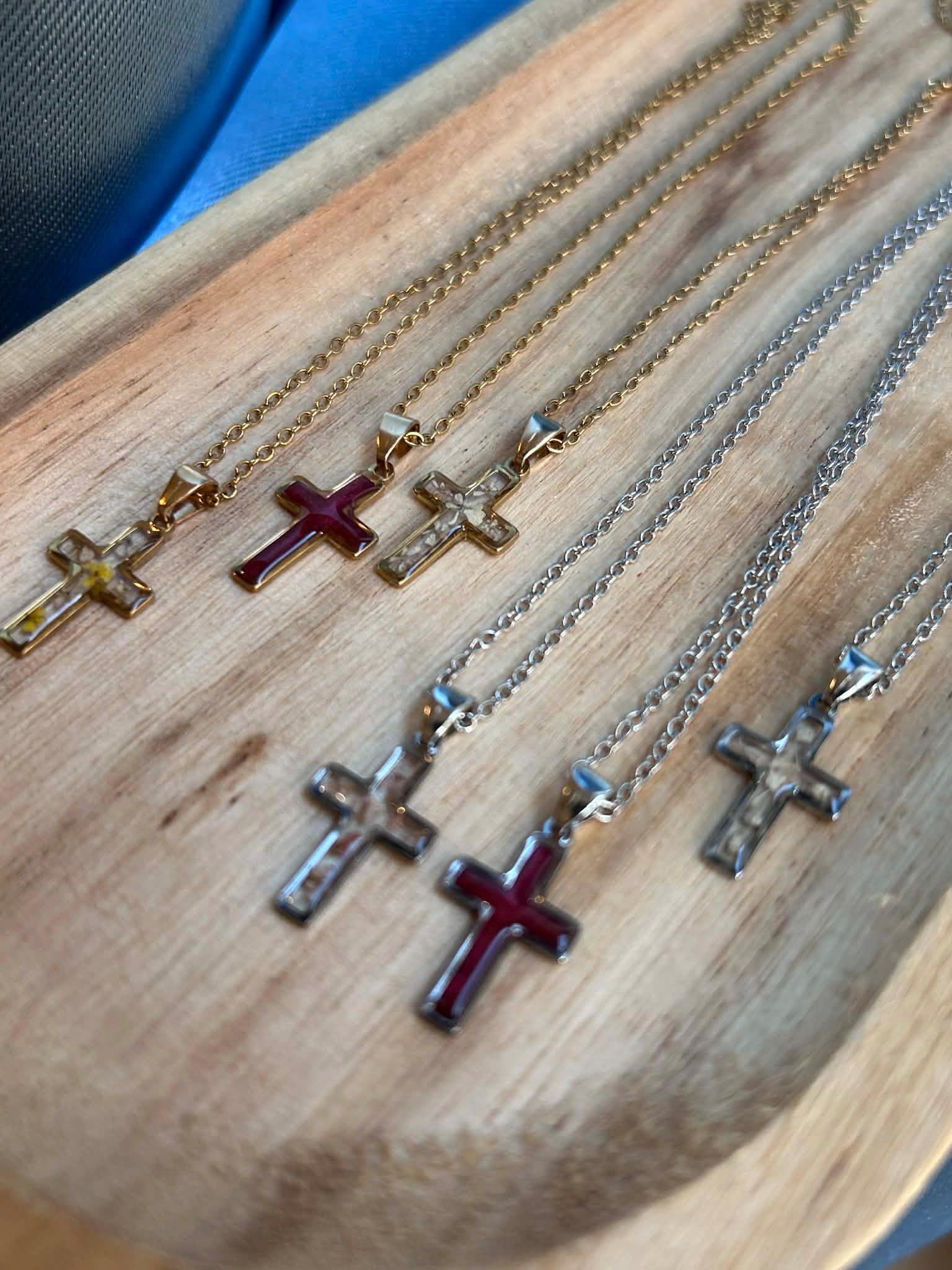 Collier avec pendentif croix - fleurs naturelles séchées
