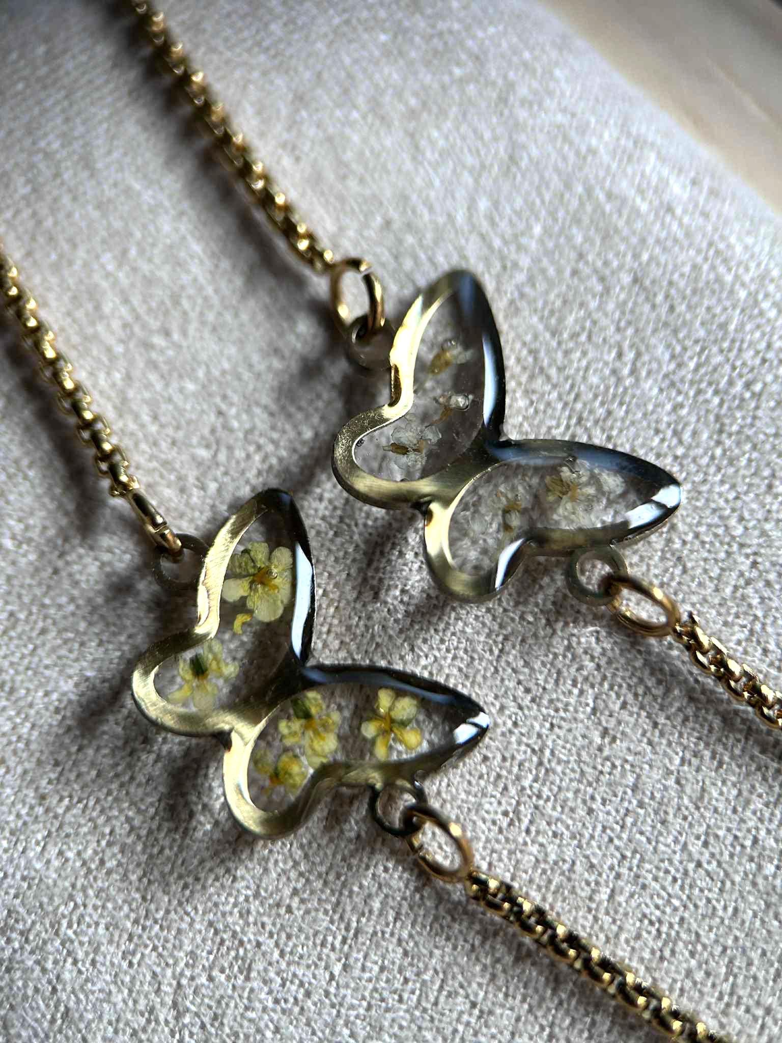 Bracelet ajustable doré avec petites fleurs sechées - forme de papillon