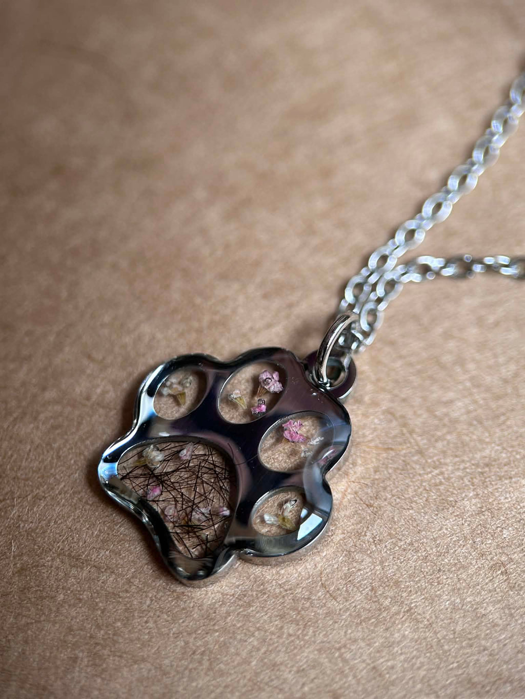 Collier avec pendentif patte de chein - personalisée avec polis