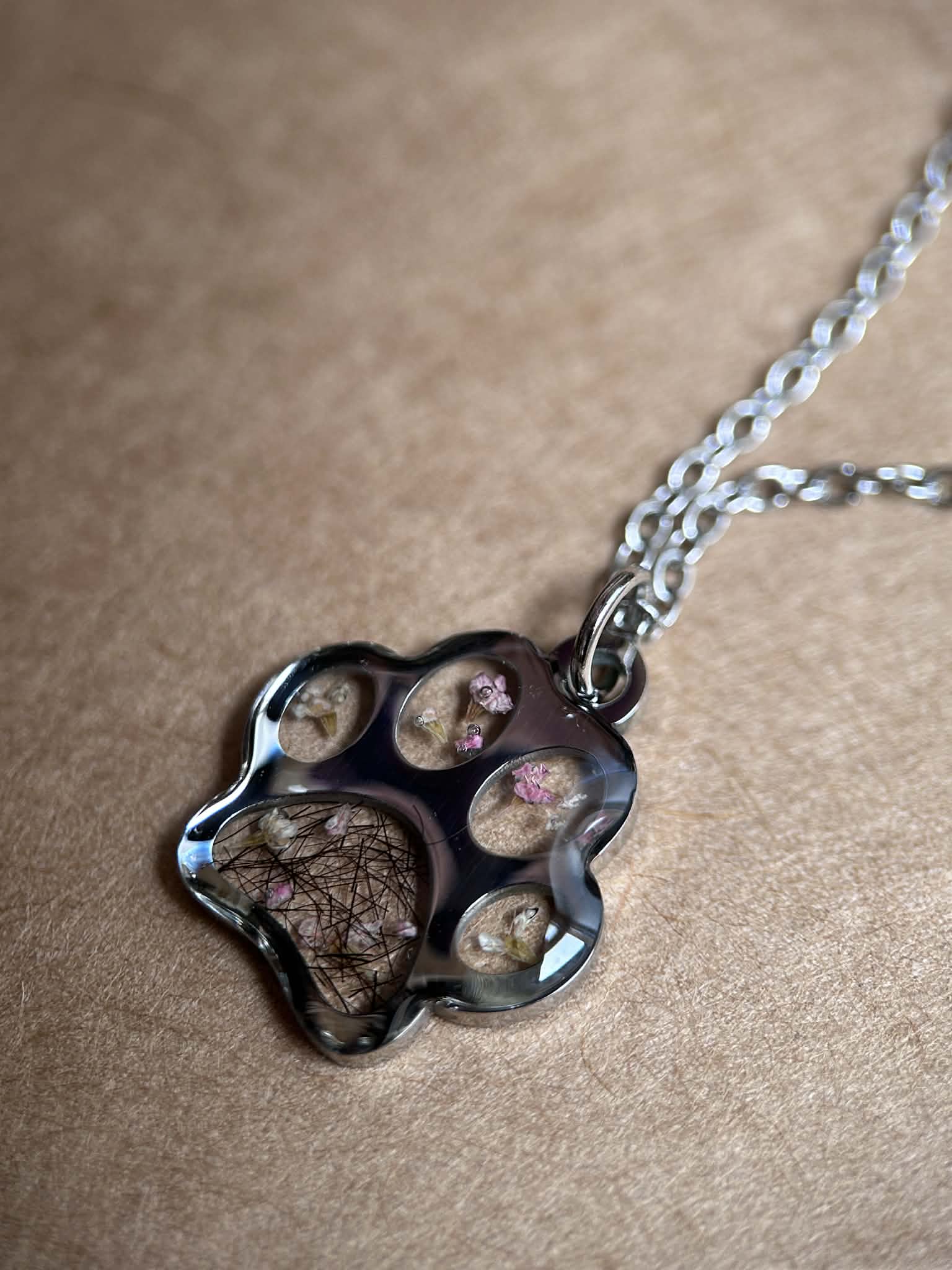 Collier avec pendentif patte de chein - personalisée avec polis