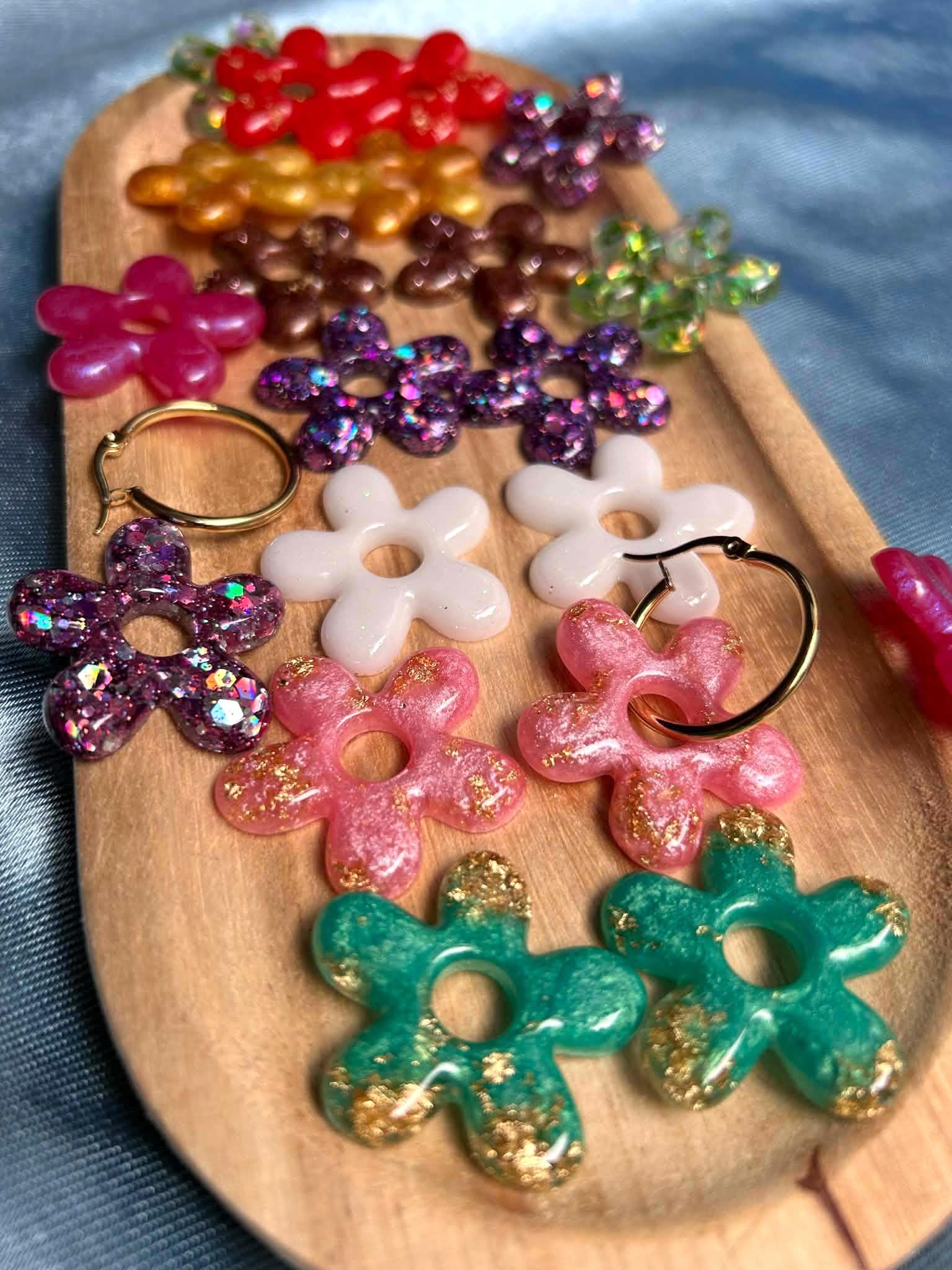 Boucles d'oreilles créoles et pampilles grandes fleurs