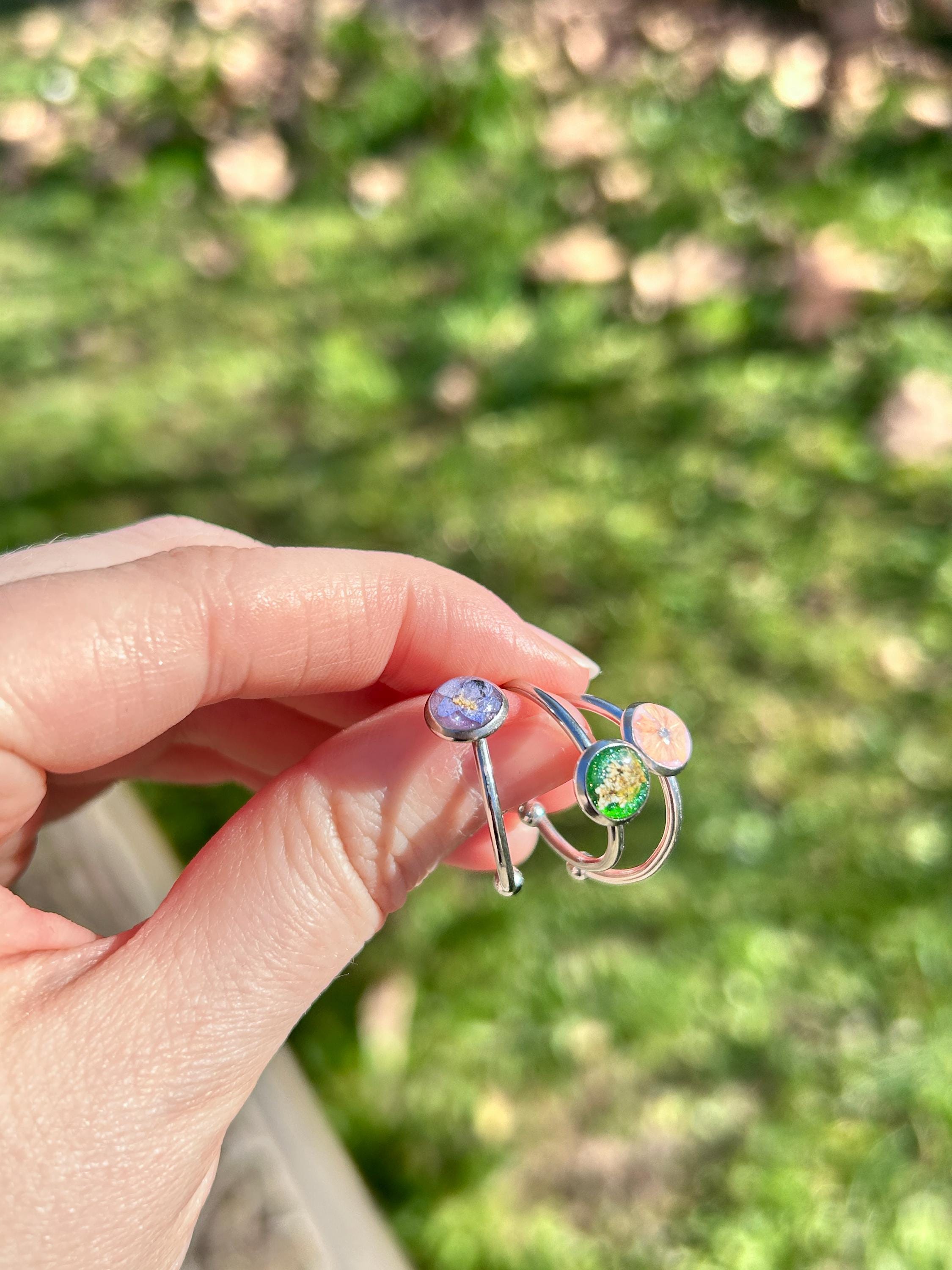 Bague réglable argentée avec motif floral en résine - rond