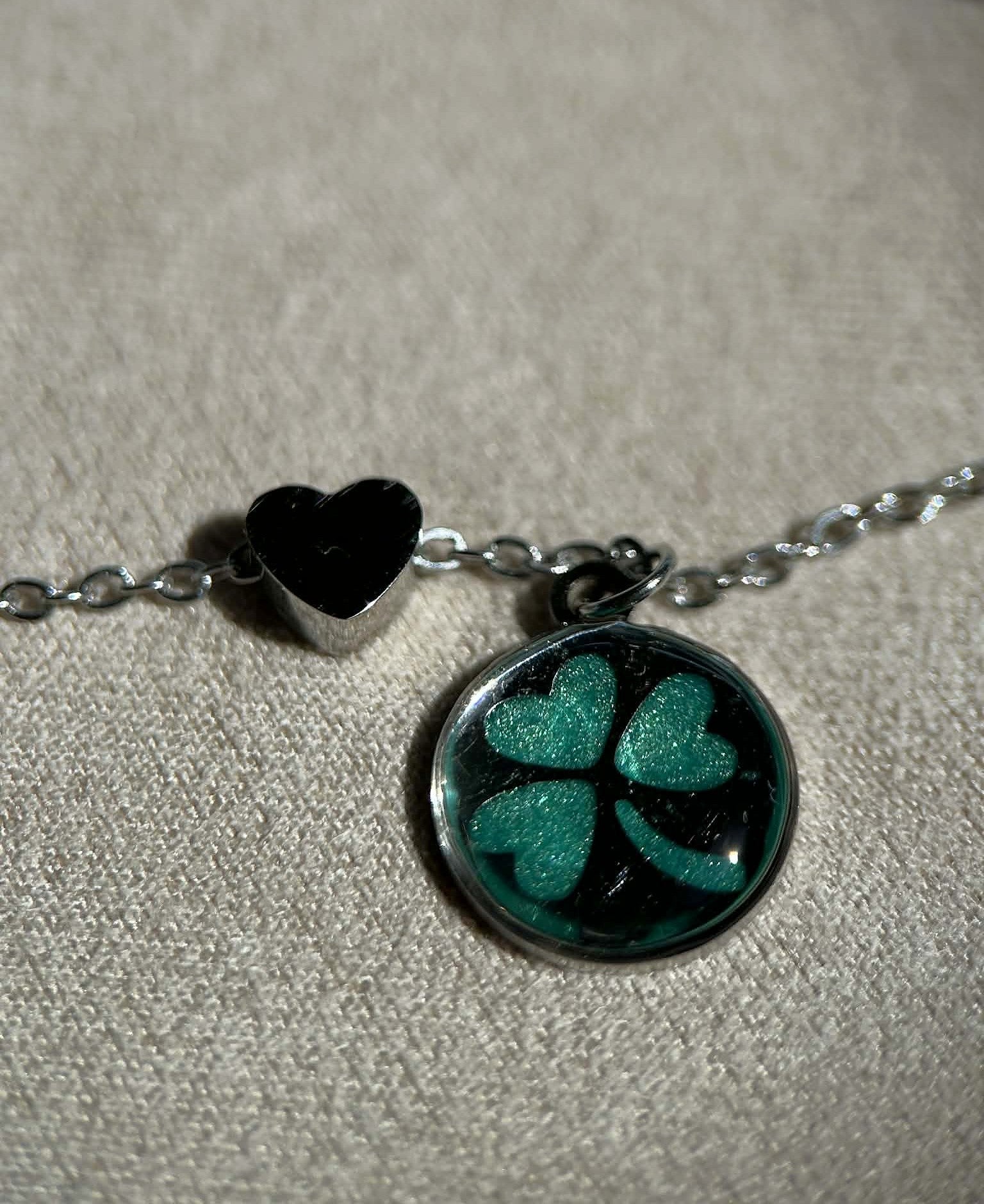 Collier argenté avec trèfle et cœur - collier porte-bonheur