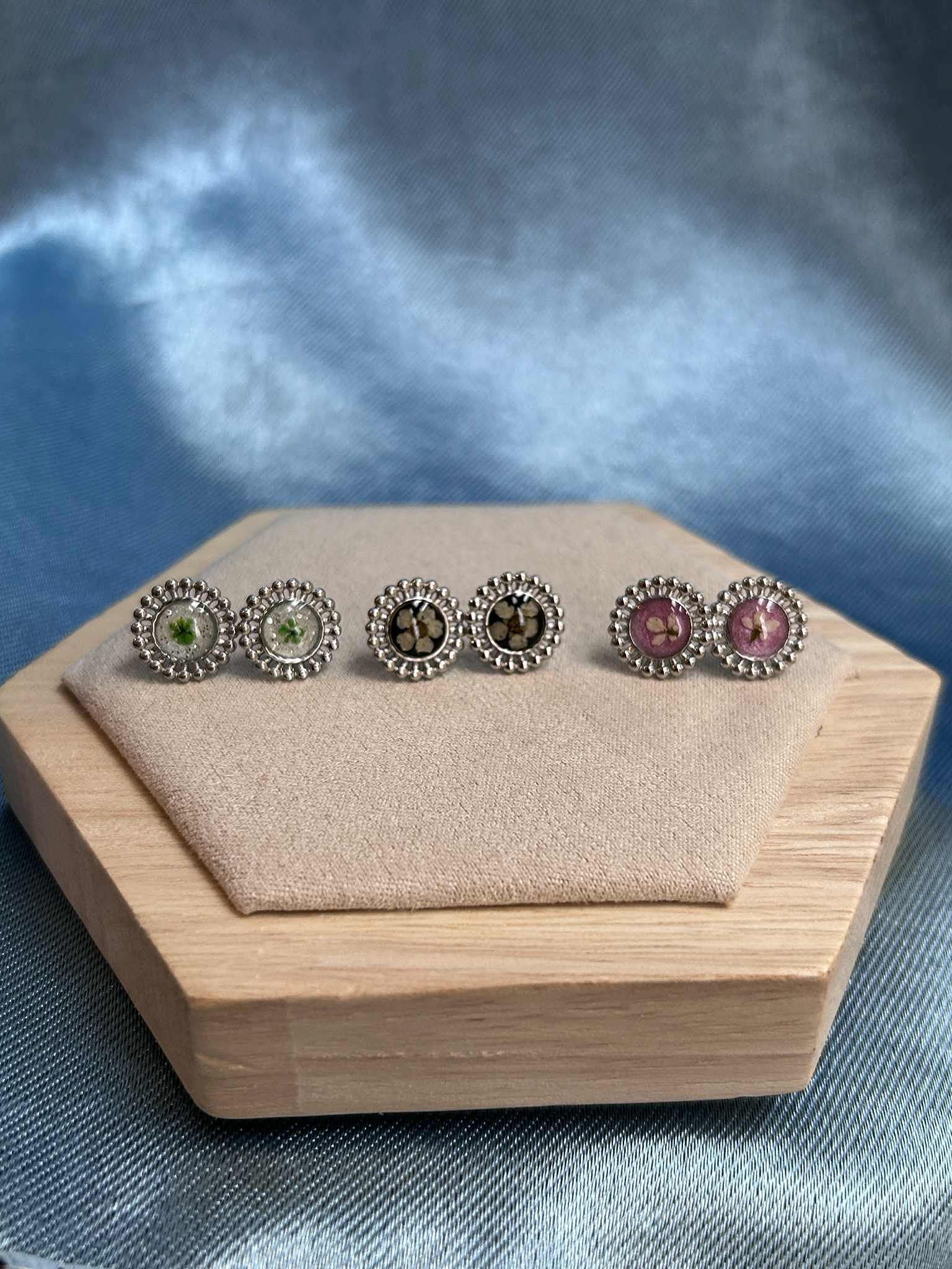 Clous d oreilles argenté avec petites fleurs séchées
