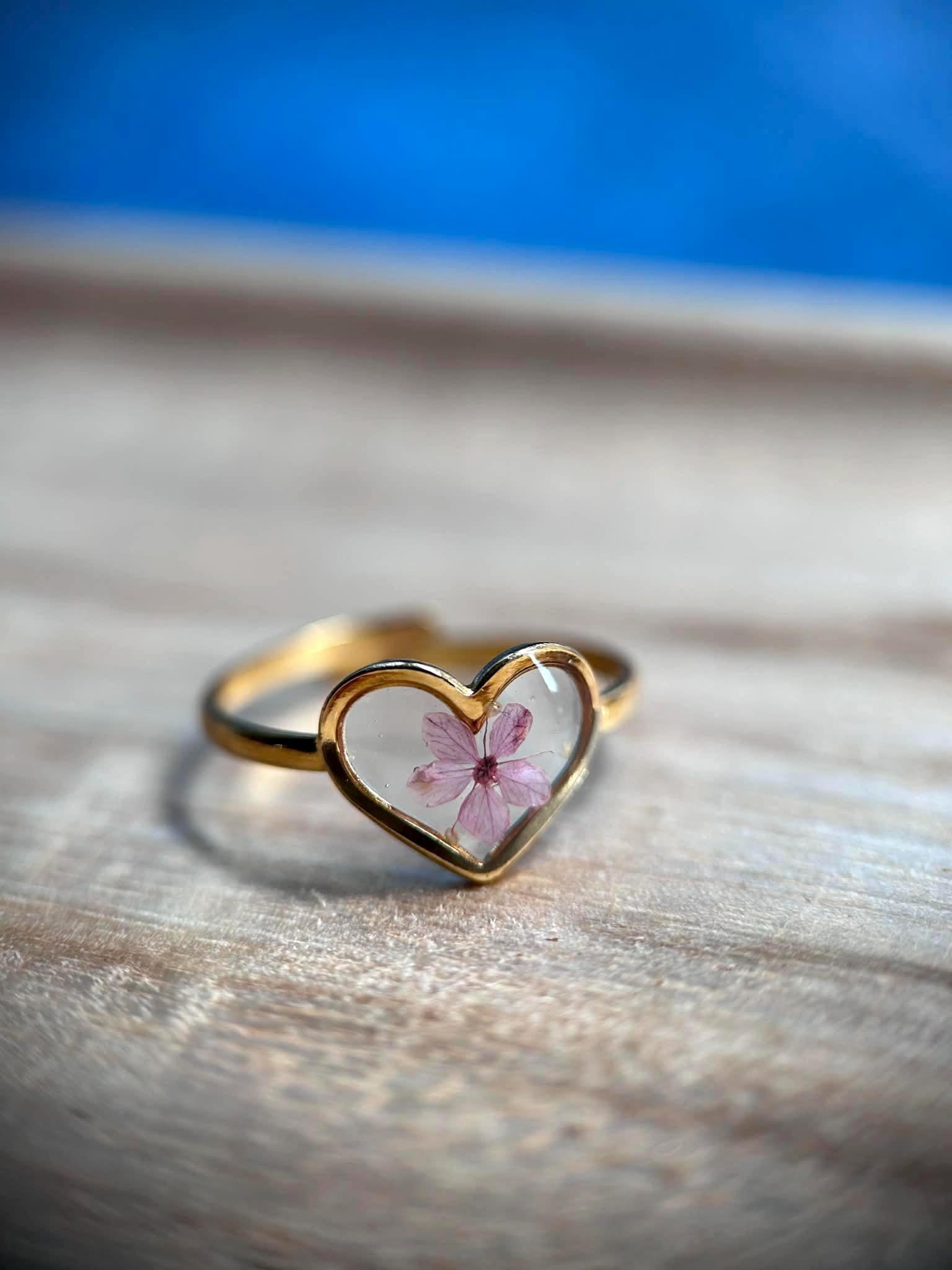 Bague ajustable en forme de cœur - fleurs séchées et paillettes